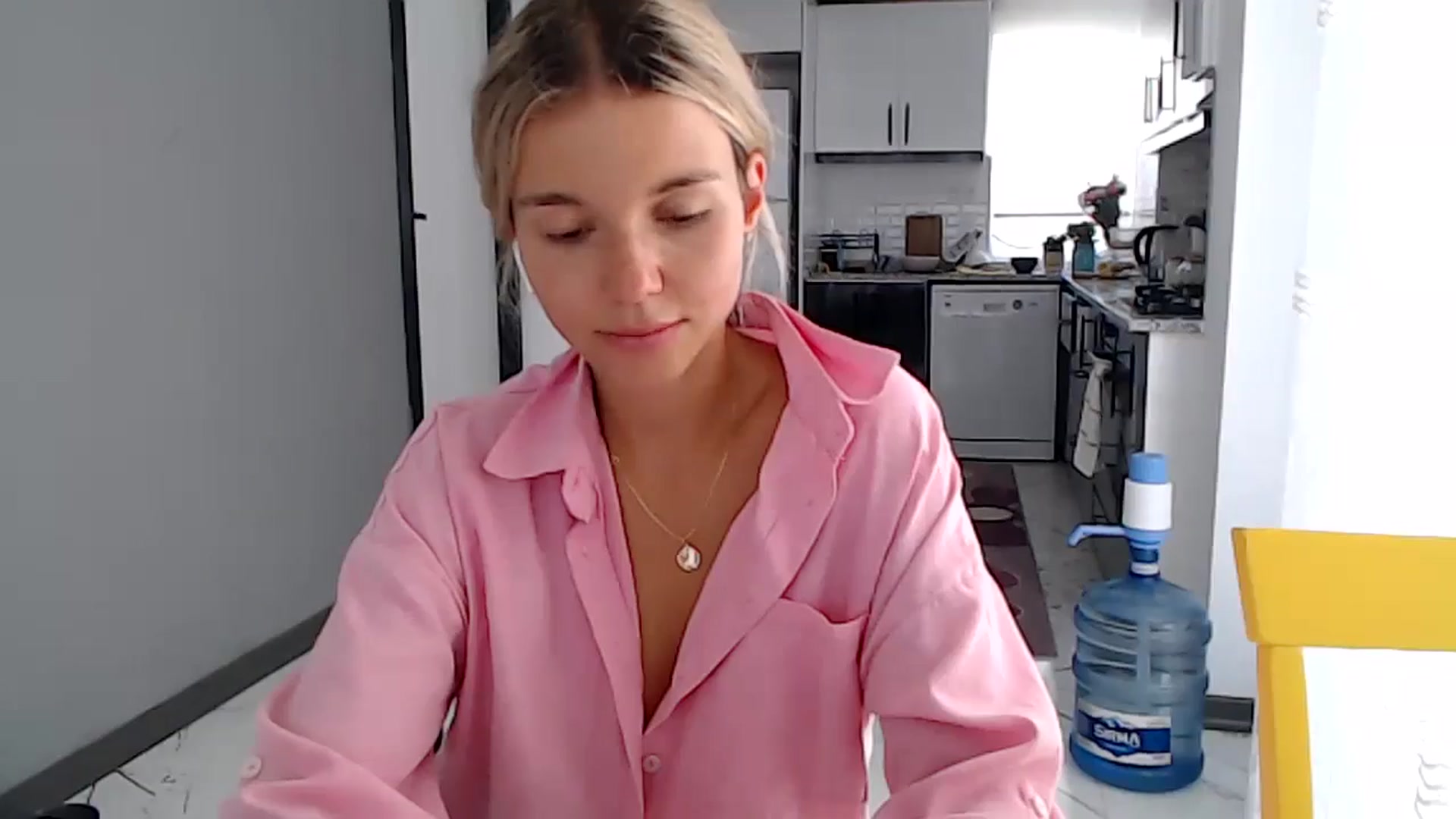 Gallery image thumbnail from Mollyluv1's myfreecams stream on, 05/23/2024, 11:33 image 18 of 20