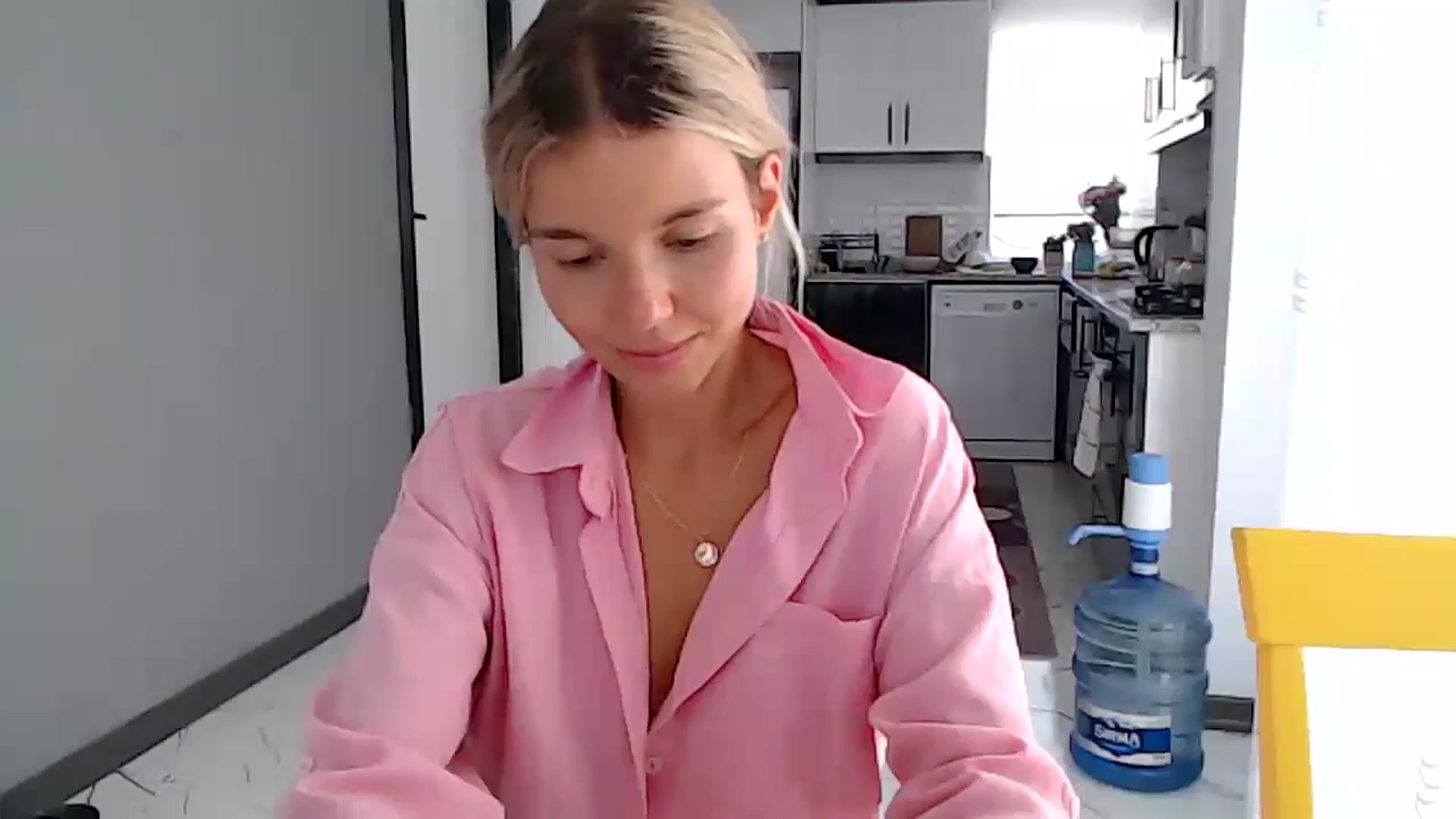 Gallery image thumbnail from Mollyluv1's myfreecams stream on, 05/23/2024, 11:33 image 13 of 20