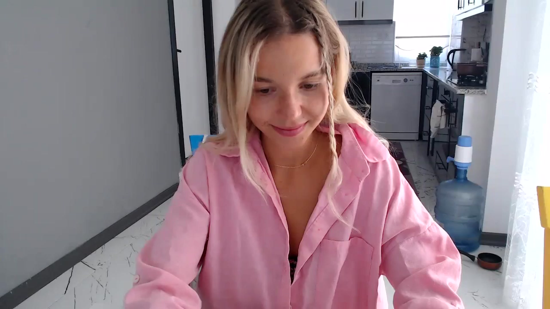 Gallery image thumbnail from Mollyluv1's myfreecams stream on, 06/04/2024, 12:15 image 7 of 20