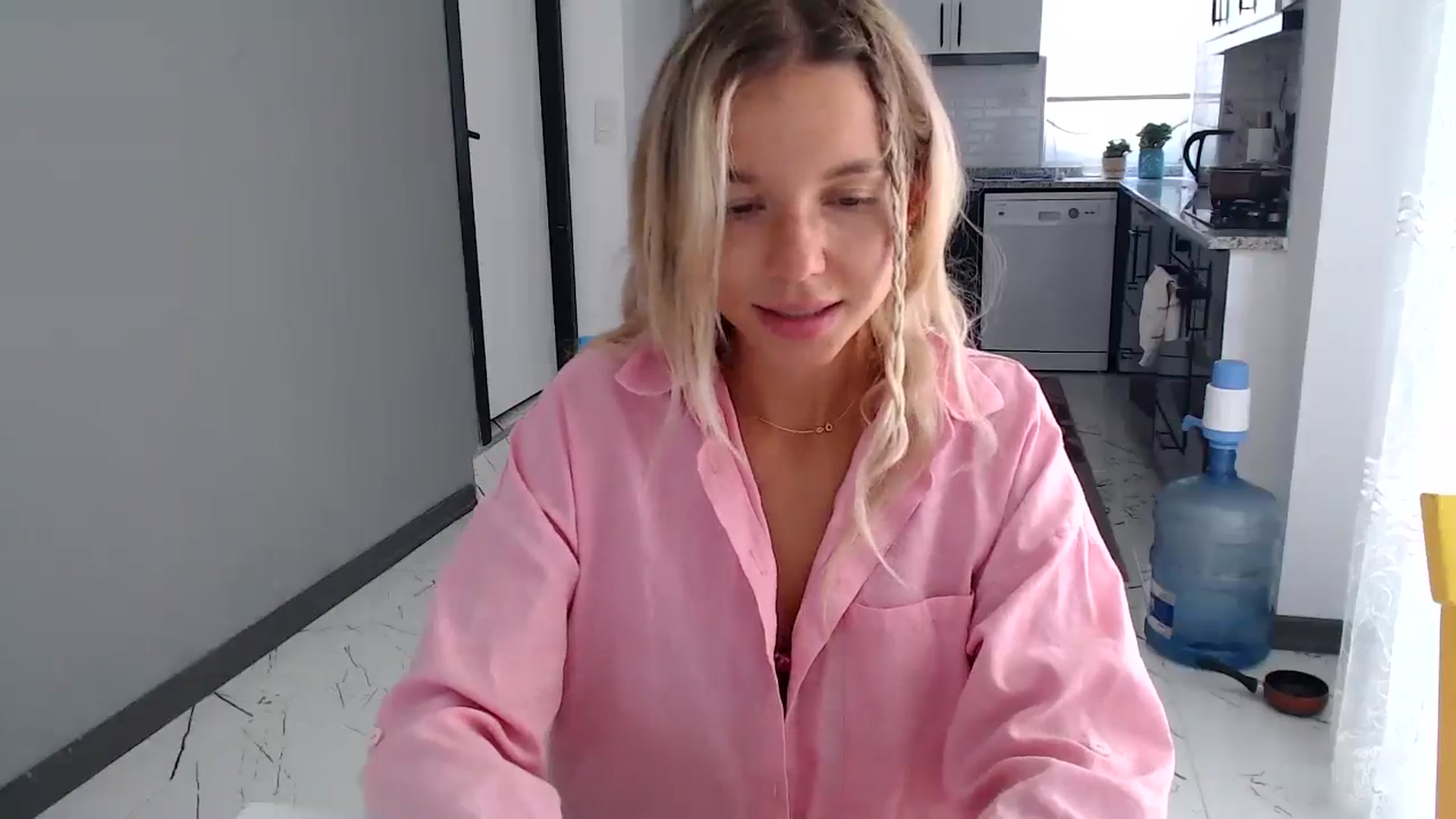 Gallery image thumbnail from Mollyluv1's myfreecams stream on, 06/04/2024, 12:15 image 19 of 20