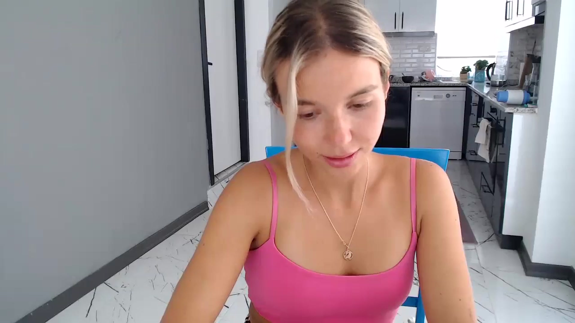 Gallery image thumbnail from Mollyluv1's myfreecams stream on, 06/06/2024, 10:17 image 16 of 20