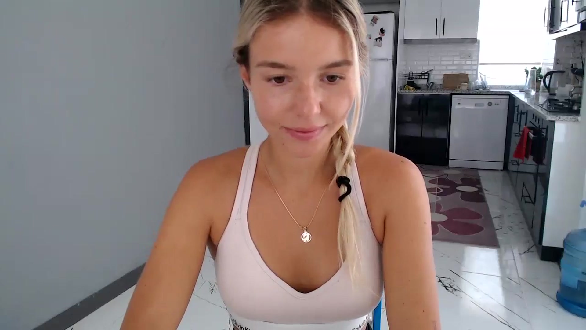 Gallery image thumbnail from Mollyluv1's myfreecams stream on, 06/26/2024, 10:28 image 10 of 20