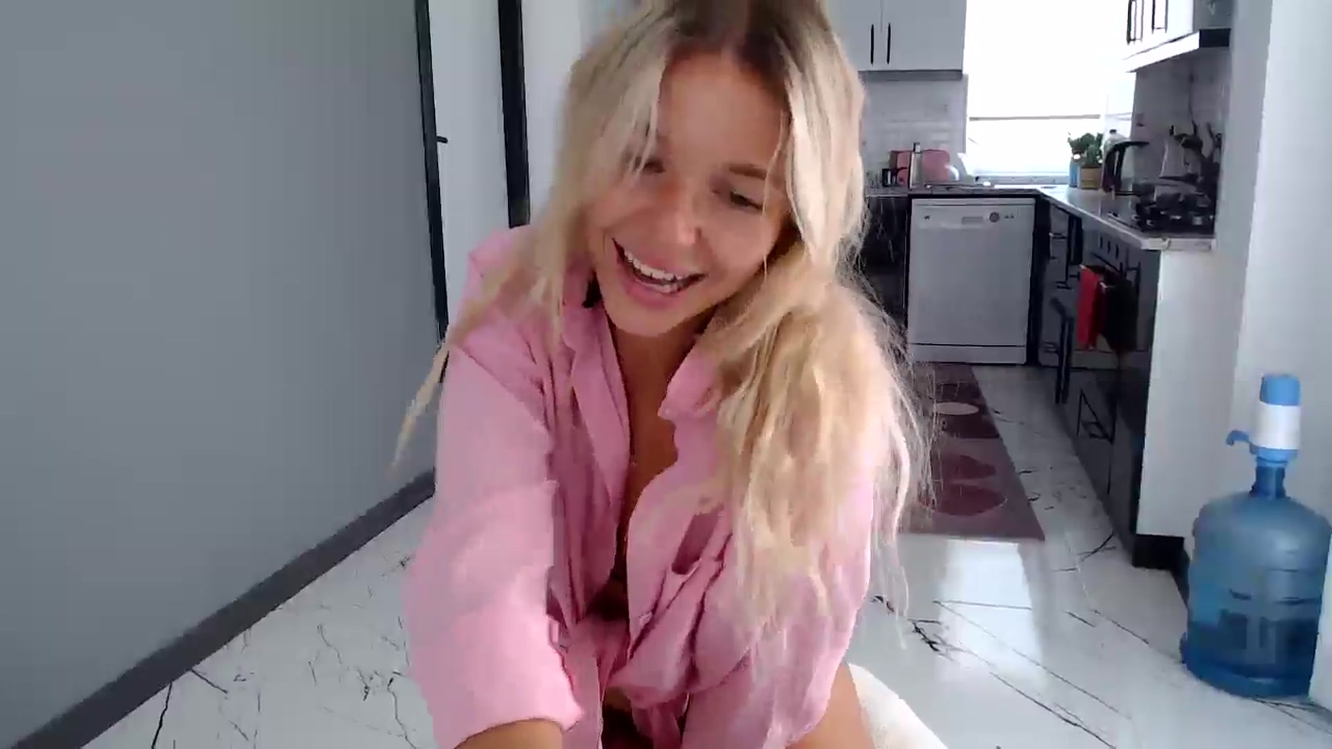 Gallery image thumbnail from Mollyluv1's myfreecams stream on, 06/27/2024, 11:10 image 7 of 20