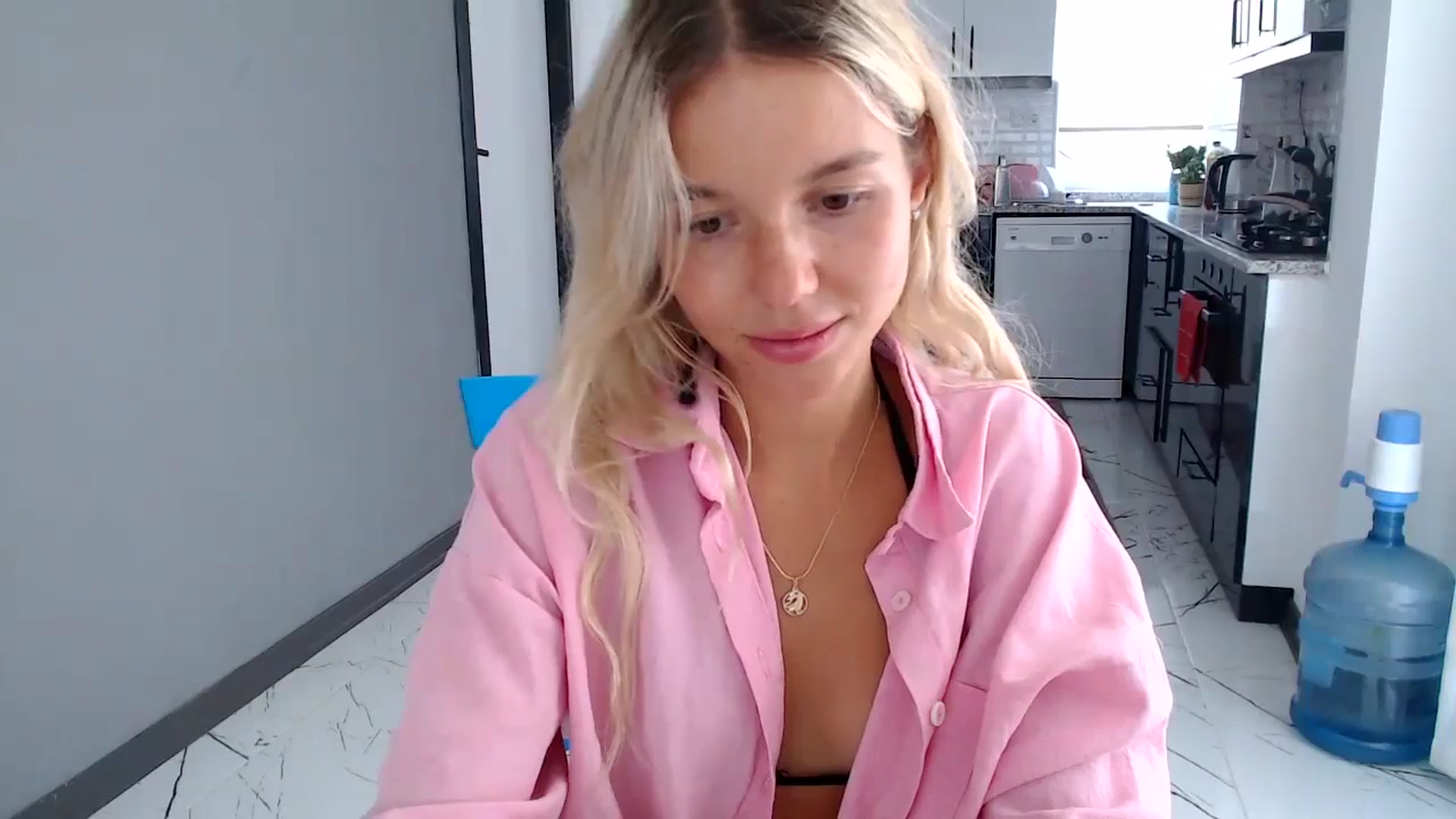 Gallery image thumbnail from Mollyluv1's myfreecams stream on, 06/27/2024, 11:10 image 17 of 20