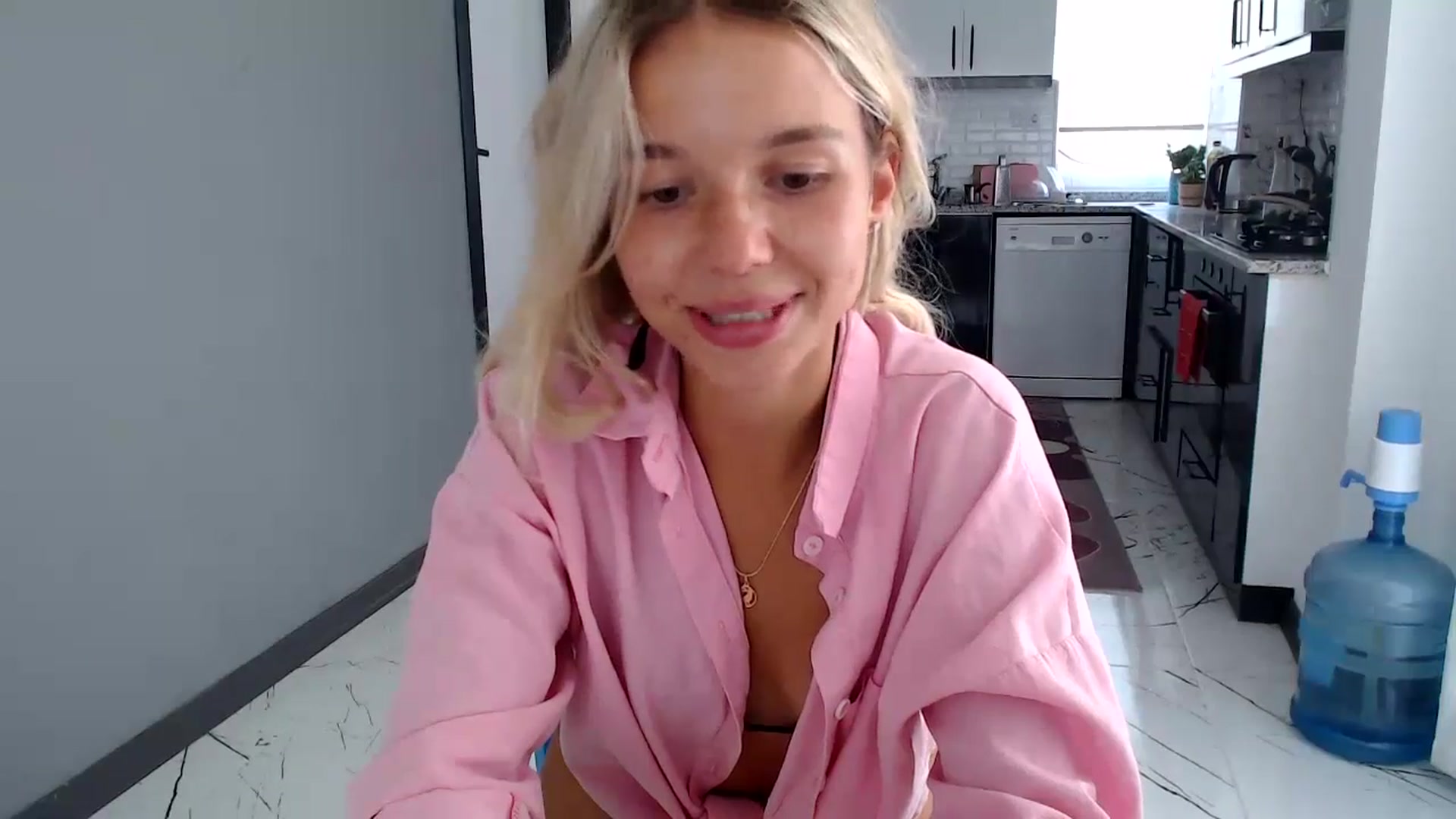 Gallery image thumbnail from Mollyluv1's myfreecams stream on, 06/27/2024, 11:10 image 10 of 20