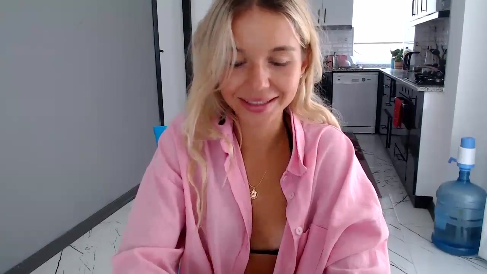 Gallery image thumbnail from Mollyluv1's myfreecams stream on, 06/27/2024, 11:10 image 16 of 20