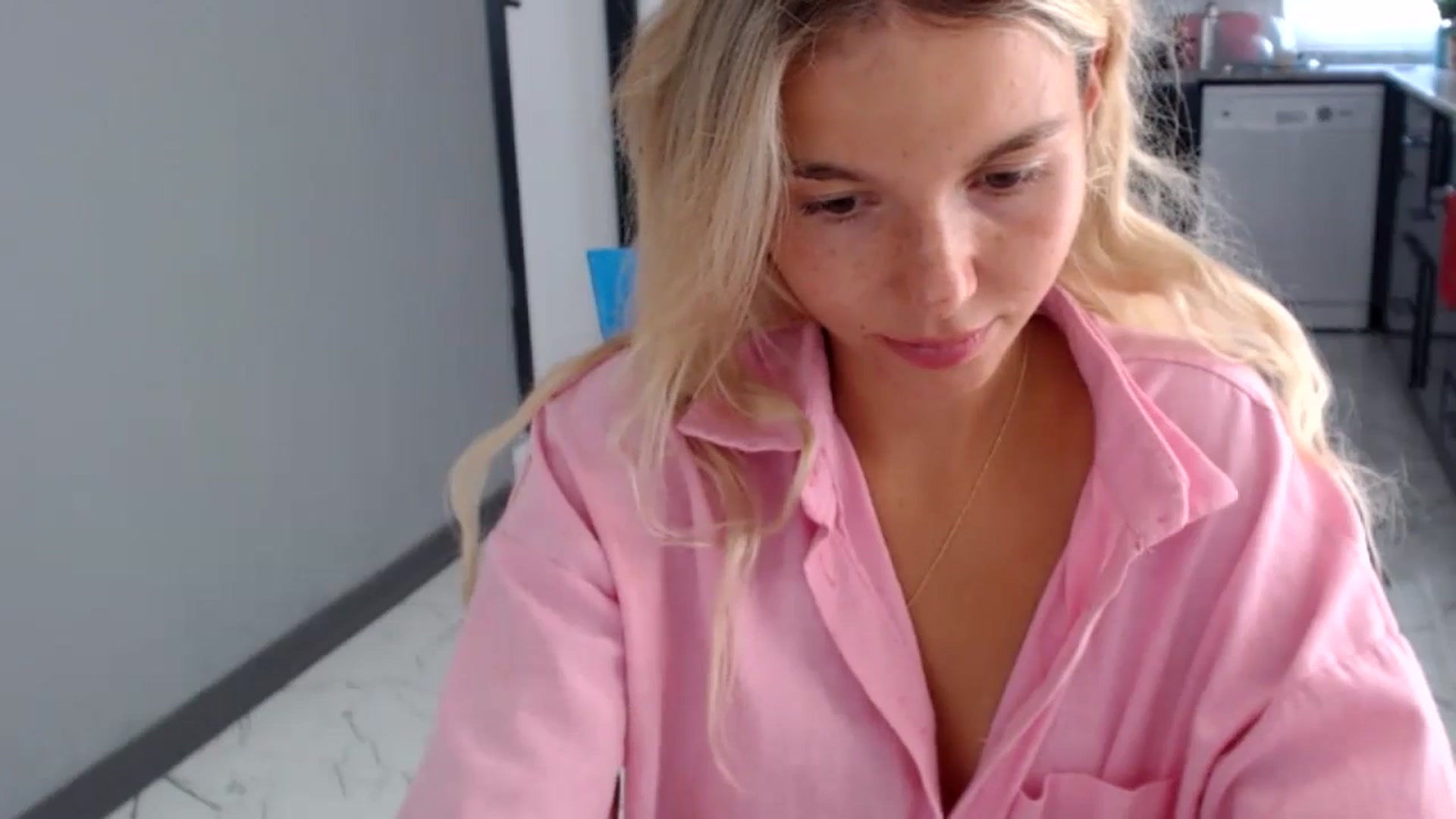 Gallery image thumbnail from Mollyluv1's myfreecams stream on, 06/27/2024, 11:51 image 17 of 20