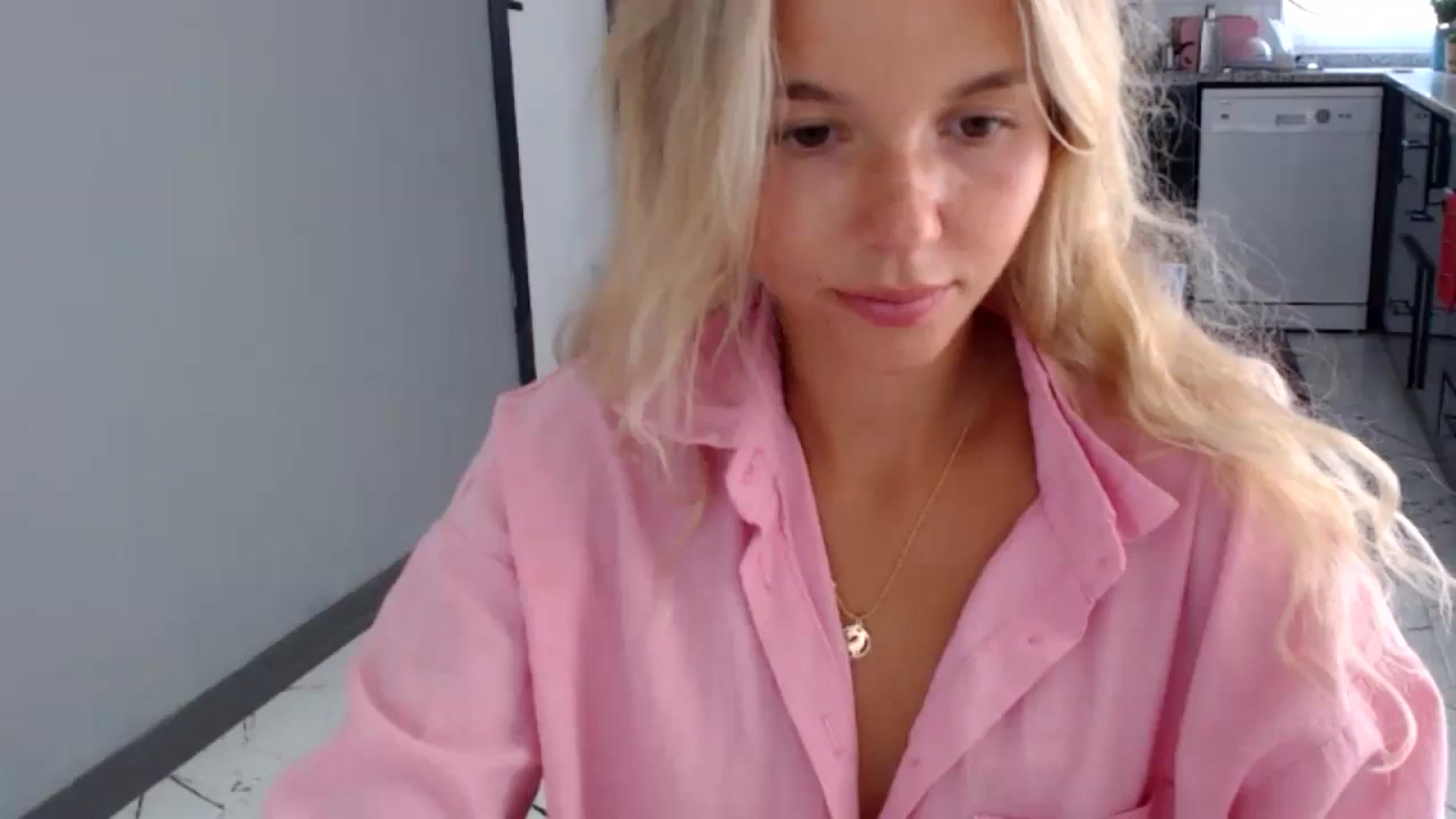 Gallery image thumbnail from Mollyluv1's myfreecams stream on, 06/27/2024, 11:51 image 13 of 20