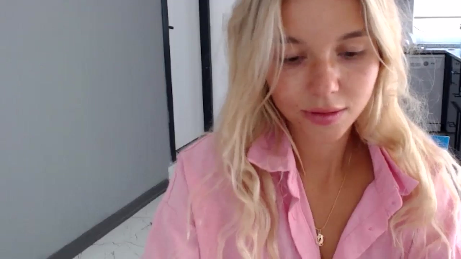 Gallery image thumbnail from Mollyluv1's myfreecams stream on, 06/27/2024, 11:51 image 4 of 20