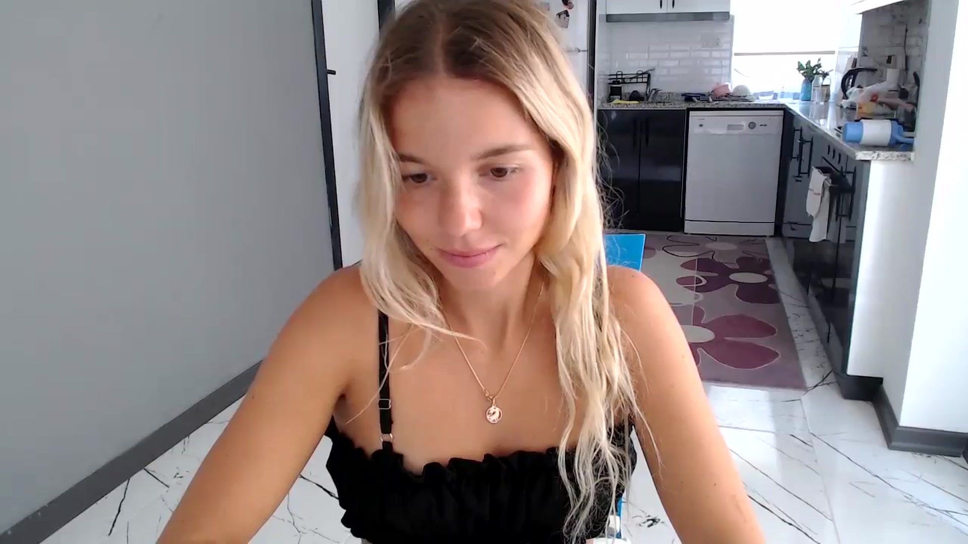 Gallery image thumbnail from Mollyluv1's myfreecams stream on, 08/10/2024, 11:20 image 13 of 20