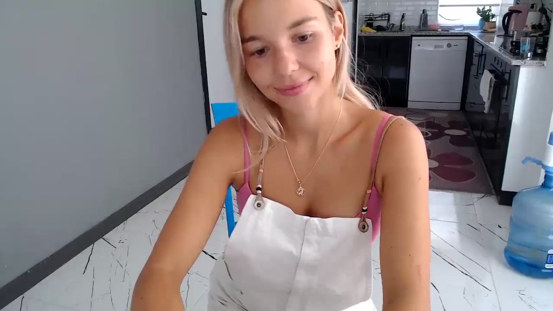 Gallery image thumbnail from Mollyluv1's myfreecams stream on, 08/17/2024, 10:40 image 17 of 20