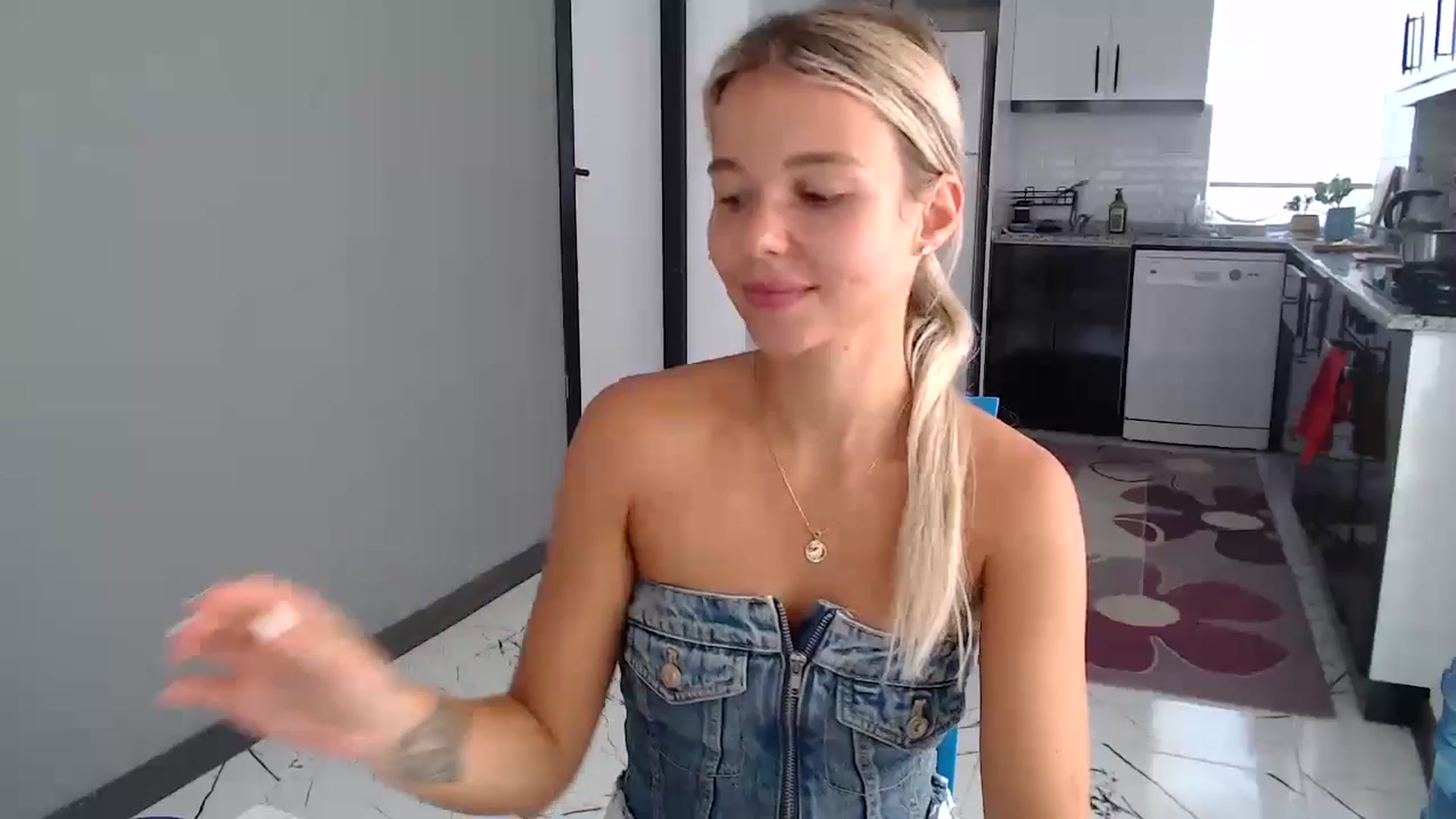 Gallery image thumbnail from Mollyluv1's myfreecams stream on, 09/16/2024, 13:07 image 9 of 20