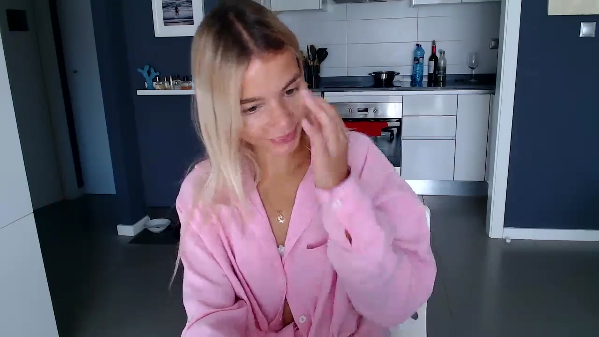 Gallery image thumbnail from Mollyluv1's myfreecams stream on, 11/10/2024, 10:27 image 13 of 20