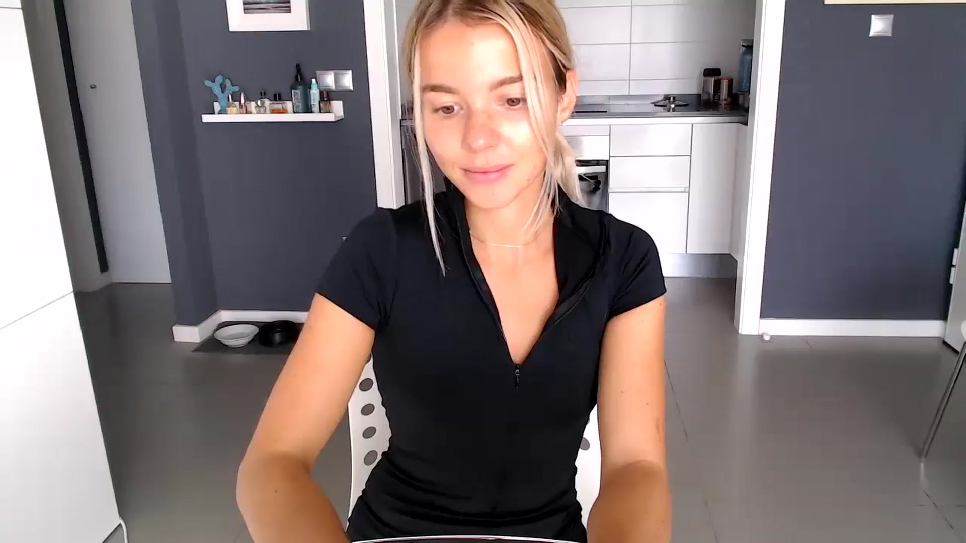Gallery image thumbnail from Mollyluv1's myfreecams stream on, 11/18/2024, 11:39 image 5 of 20