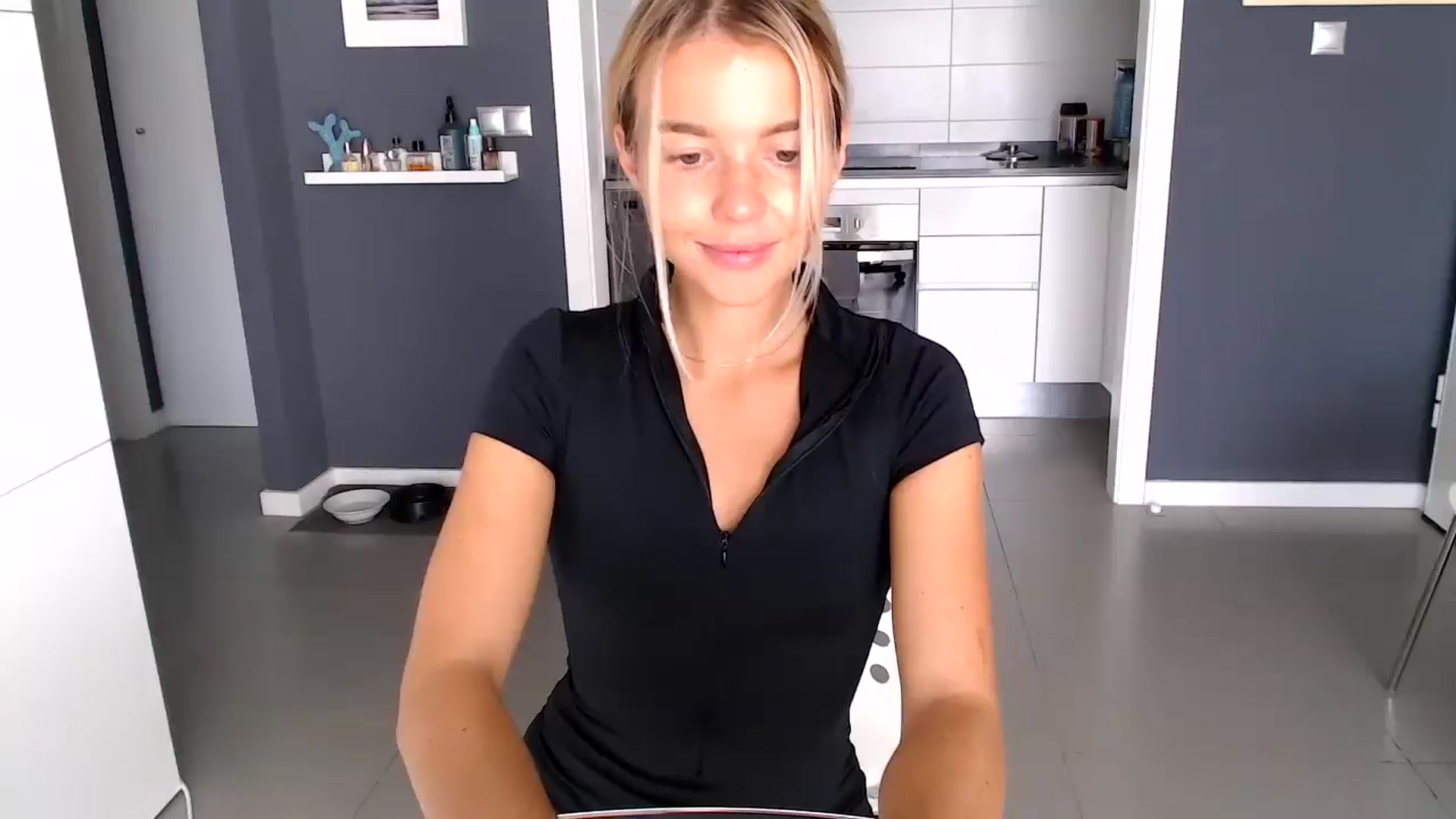 Gallery image thumbnail from Mollyluv1's myfreecams stream on, 11/18/2024, 11:39 image 16 of 20