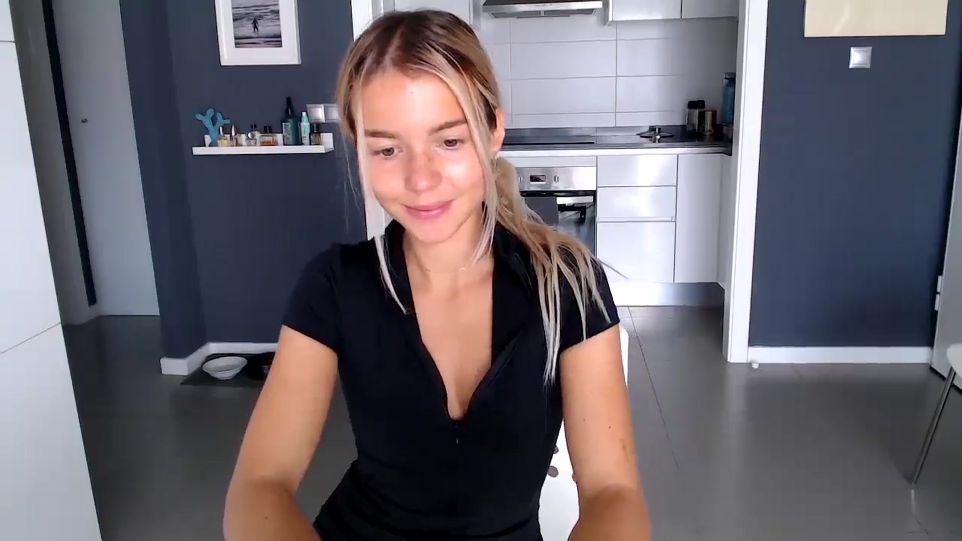Gallery image thumbnail from Mollyluv1's myfreecams stream on, 11/18/2024, 12:05 image 4 of 20