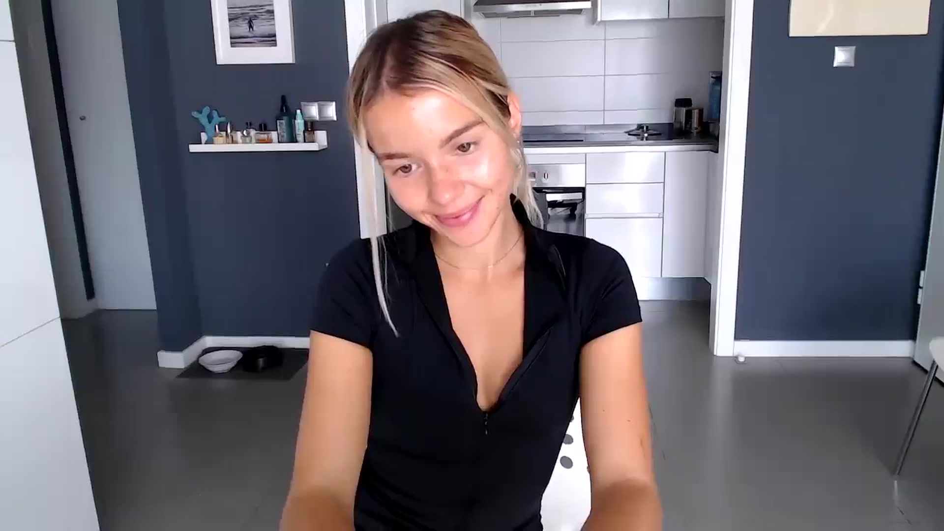Gallery image thumbnail from Mollyluv1's myfreecams stream on, 11/18/2024, 12:05 image 7 of 20