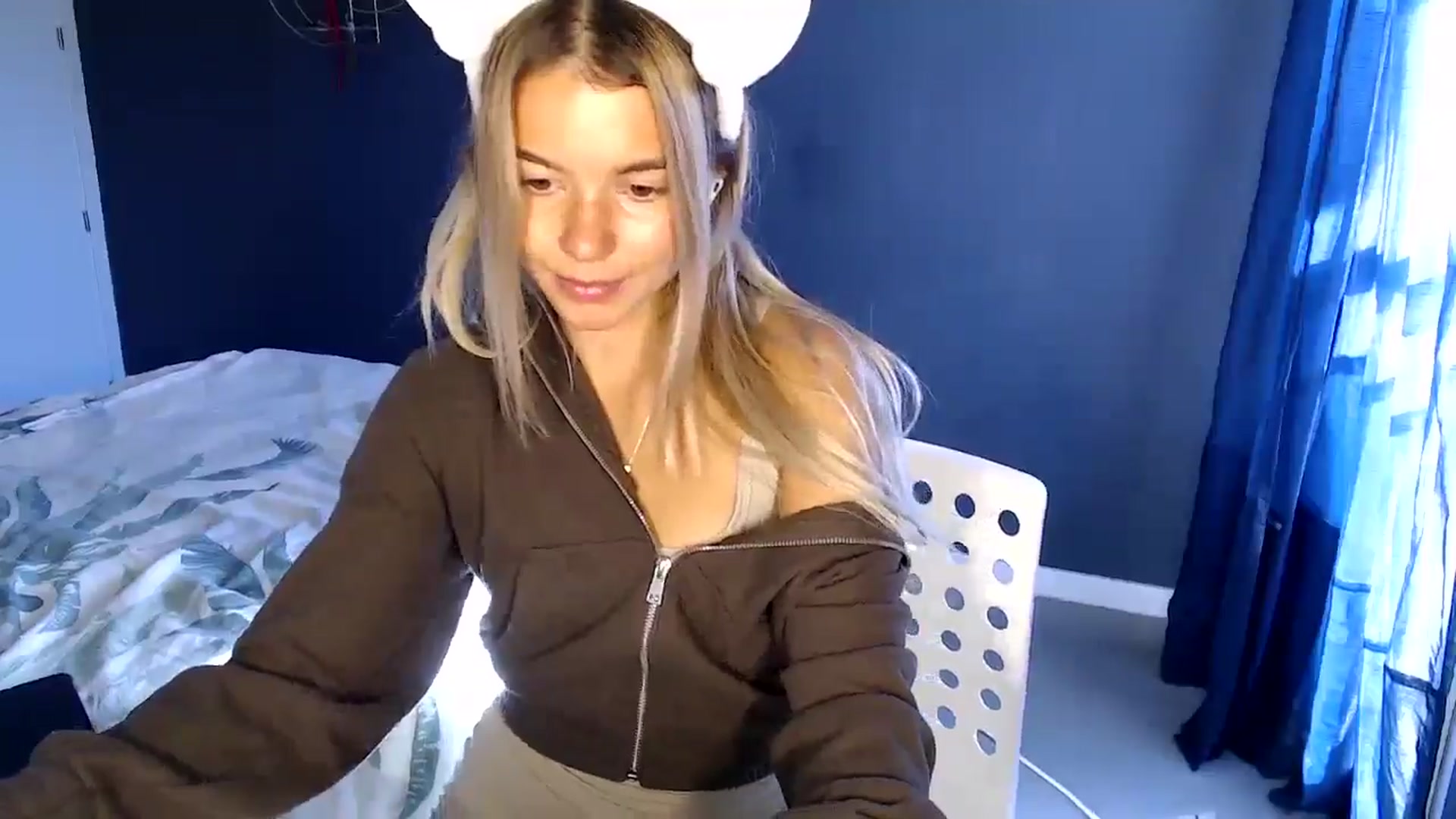 Gallery image thumbnail from Mollyluv1's myfreecams stream on, 12/24/2024, 11:21 image 11 of 20