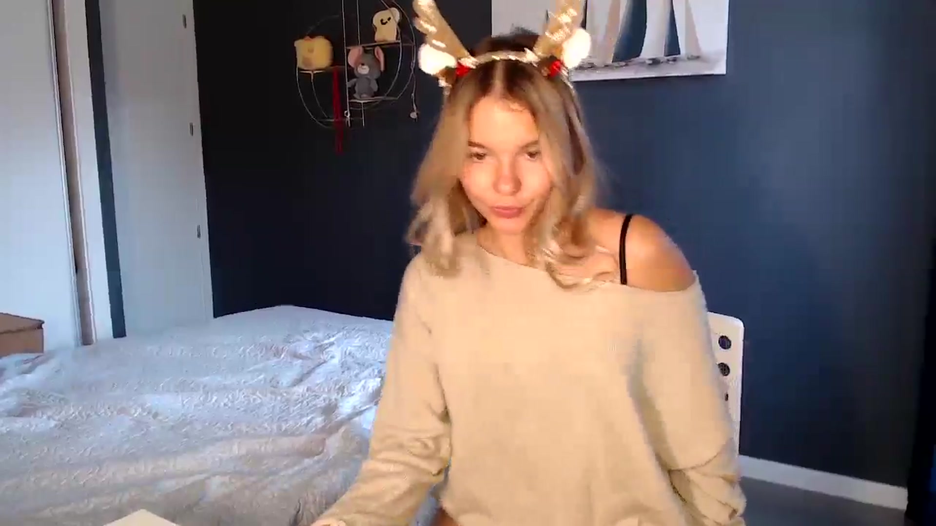 Gallery image thumbnail from Mollyluv1's myfreecams stream on, 12/28/2024, 13:03 image 12 of 20