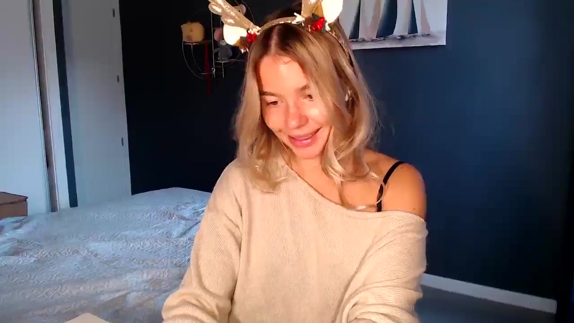 Gallery image thumbnail from Mollyluv1's myfreecams stream on, 12/28/2024, 13:03 image 13 of 20