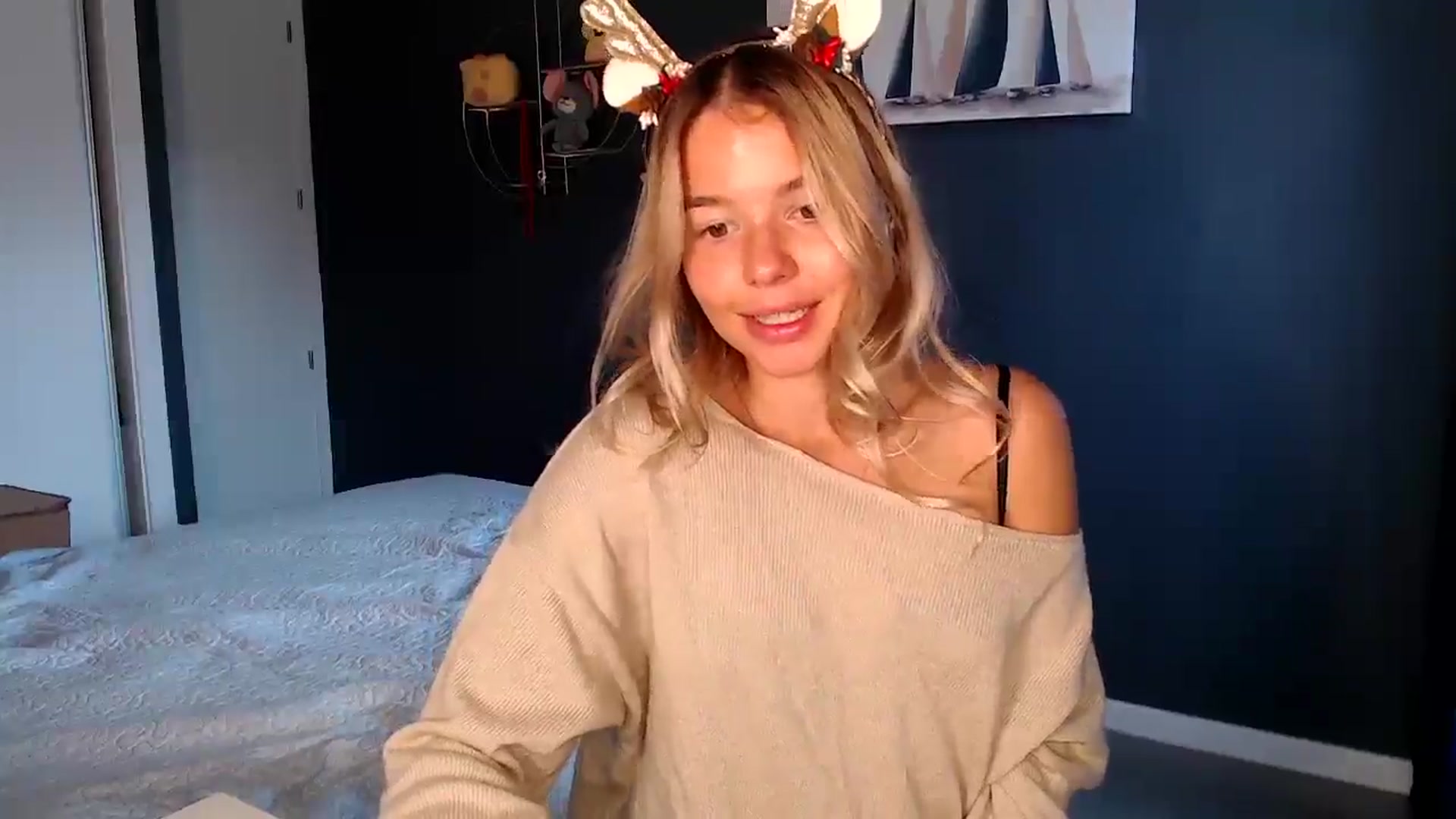 Gallery image thumbnail from Mollyluv1's myfreecams stream on, 12/28/2024, 13:03 image 8 of 20