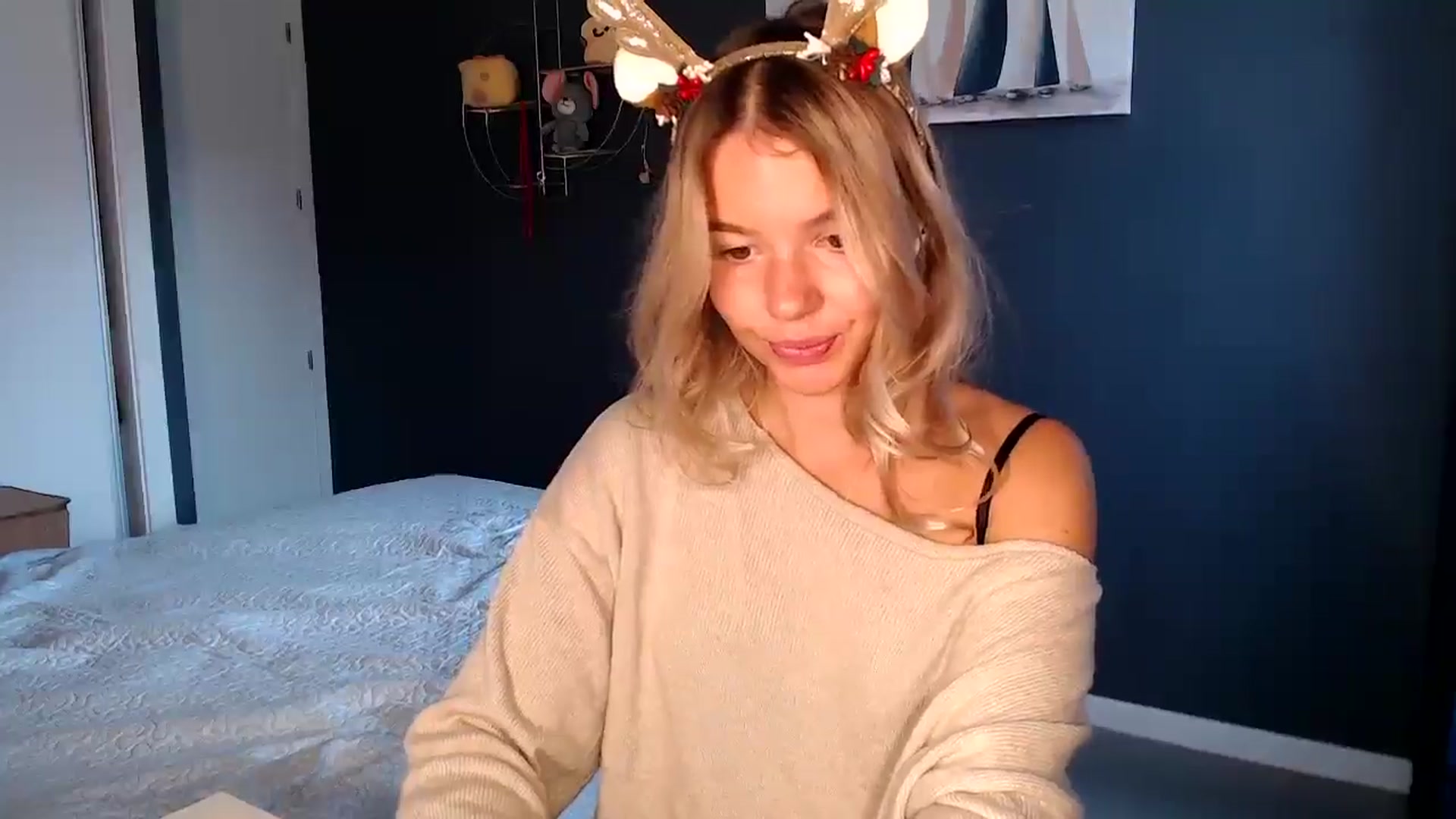 Gallery image thumbnail from Mollyluv1's myfreecams stream on, 12/28/2024, 13:03 image 15 of 20