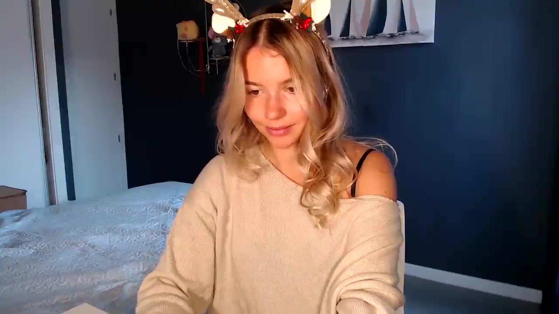 Gallery image thumbnail from Mollyluv1's myfreecams stream on, 12/28/2024, 13:03 image 19 of 20
