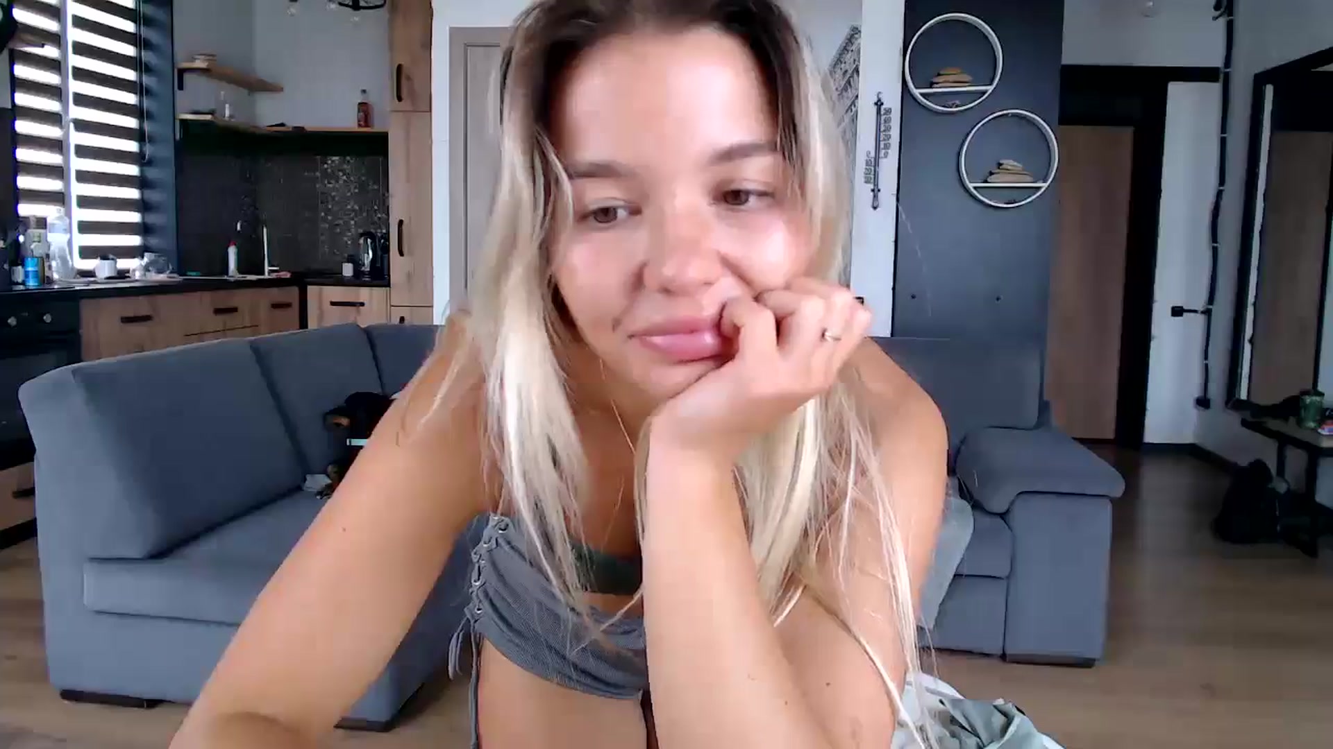 Gallery image thumbnail from Mollyluv1's myfreecams stream on, 08/14/2025, 10:44 image 20 of 20