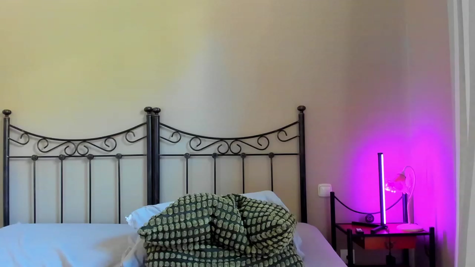 Gallery image thumbnail from Molywatson's myfreecams stream on, 12/08/2023, 12:48 image 2 of 20