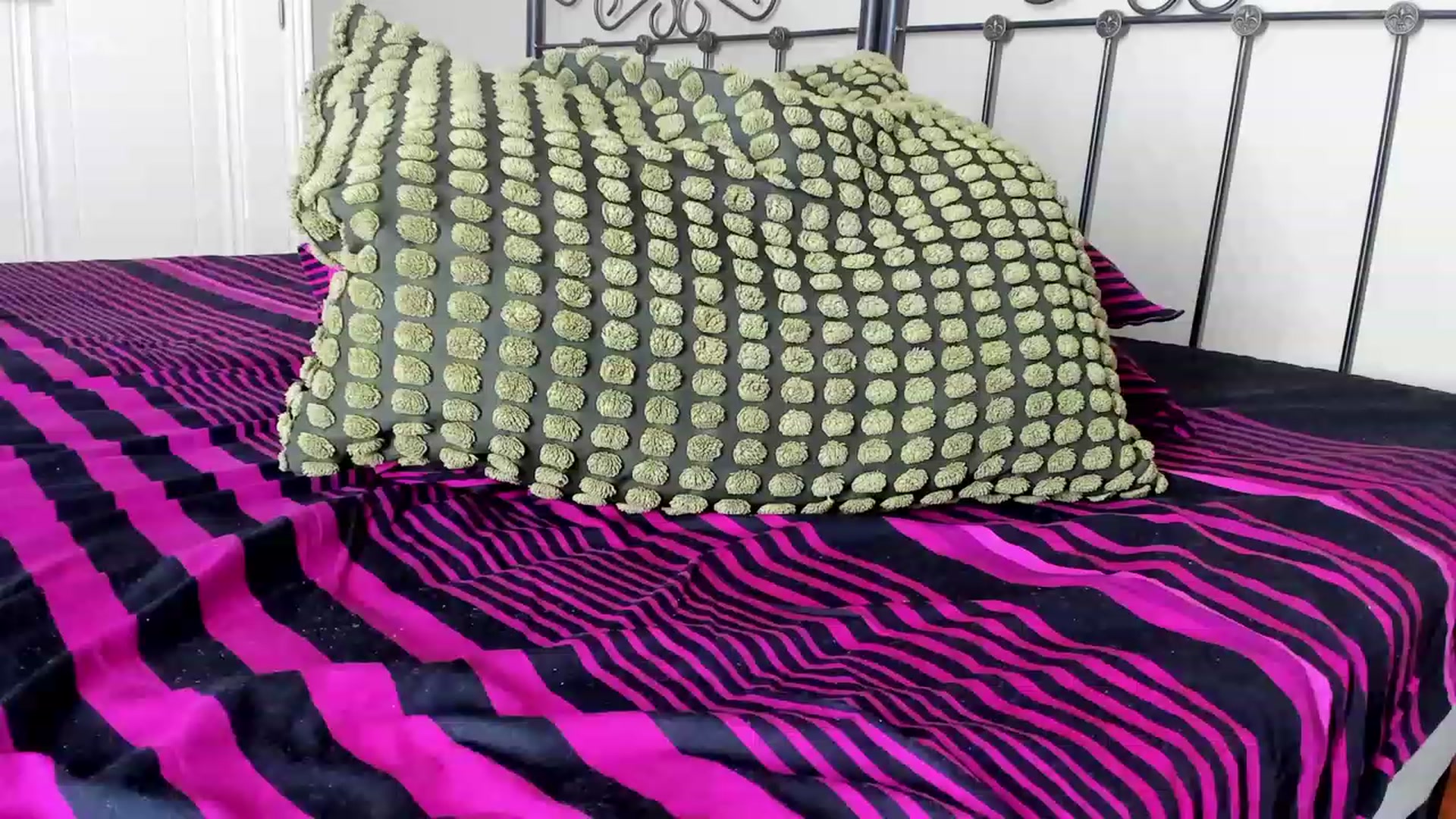 Gallery image thumbnail from Molywatson's myfreecams stream on, 12/23/2023, 11:59 image 10 of 20