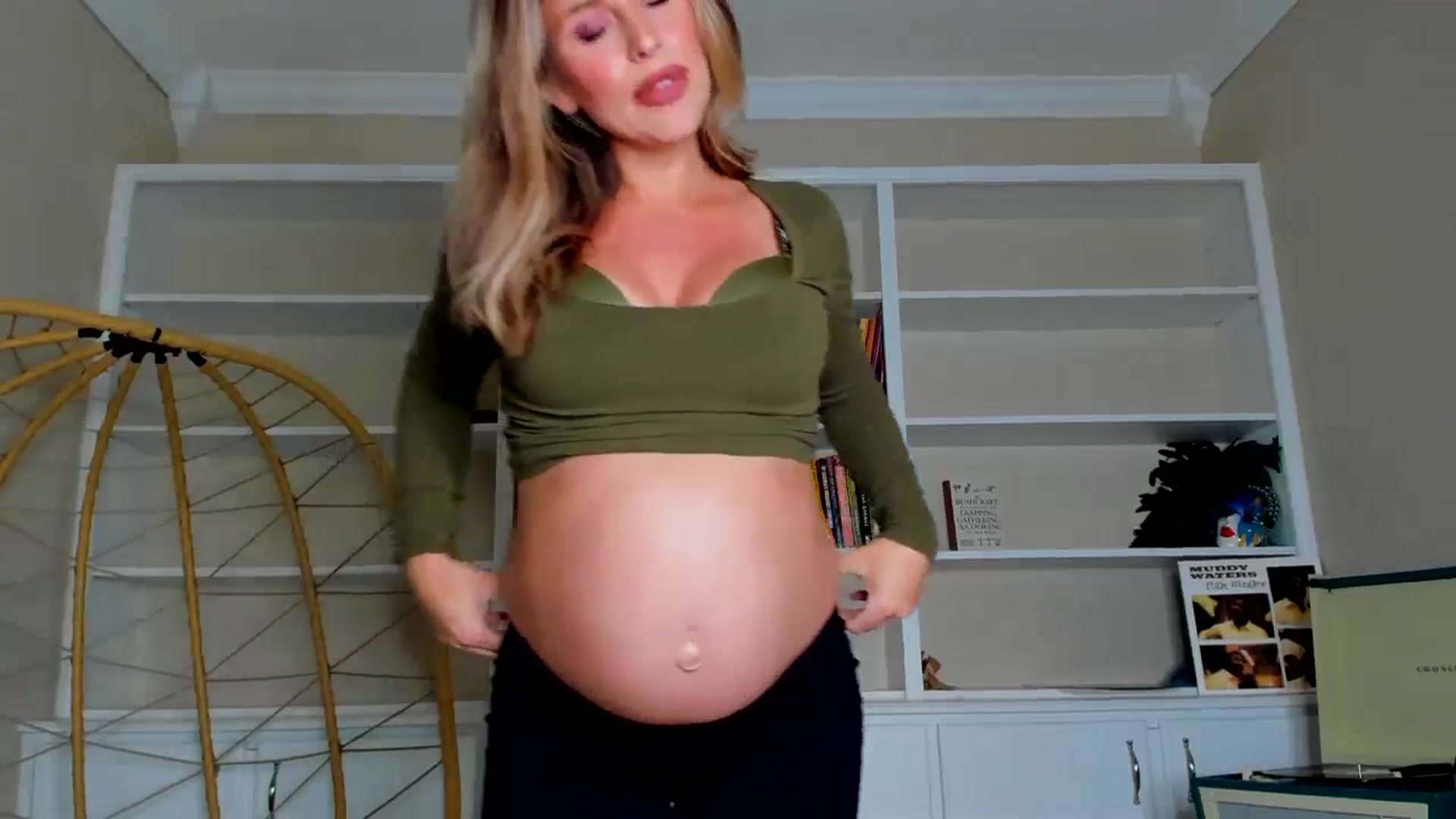 Gallery image thumbnail from Mommy's myfreecams stream on, 12/01/2024, 04:13 image 16 of 20