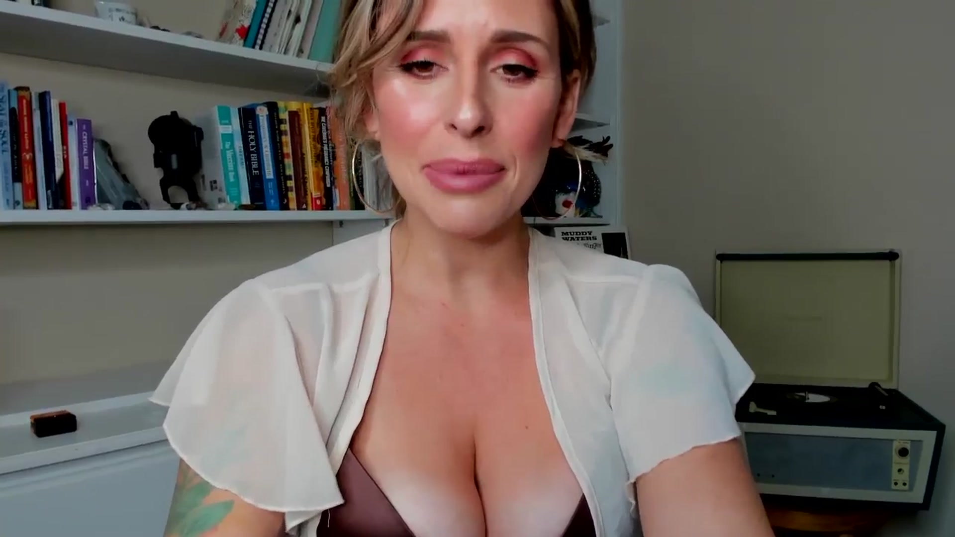 Gallery image thumbnail from Mommy's myfreecams stream on, 12/06/2024, 19:39 image 13 of 20