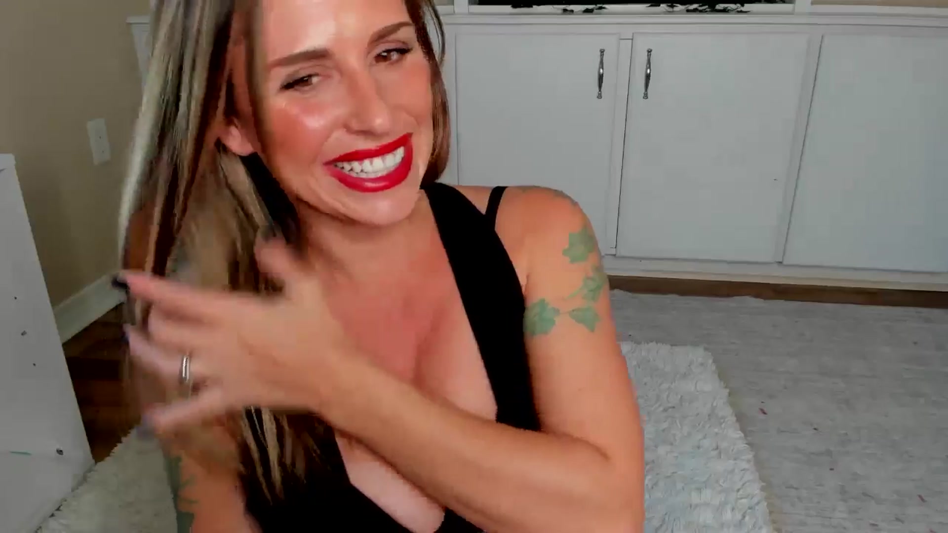 Gallery image thumbnail from Mommy's myfreecams stream on, 12/20/2024, 16:20 image 20 of 20