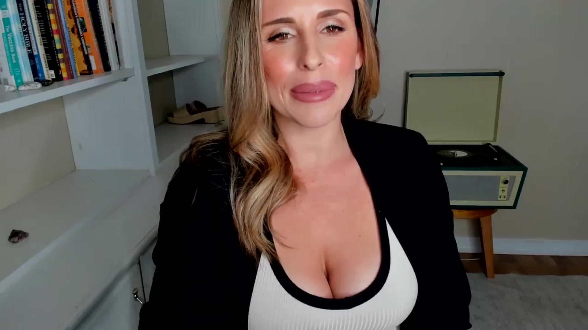 Gallery image thumbnail from Mommy's myfreecams stream on, 01/07/2025, 21:22 image 19 of 20