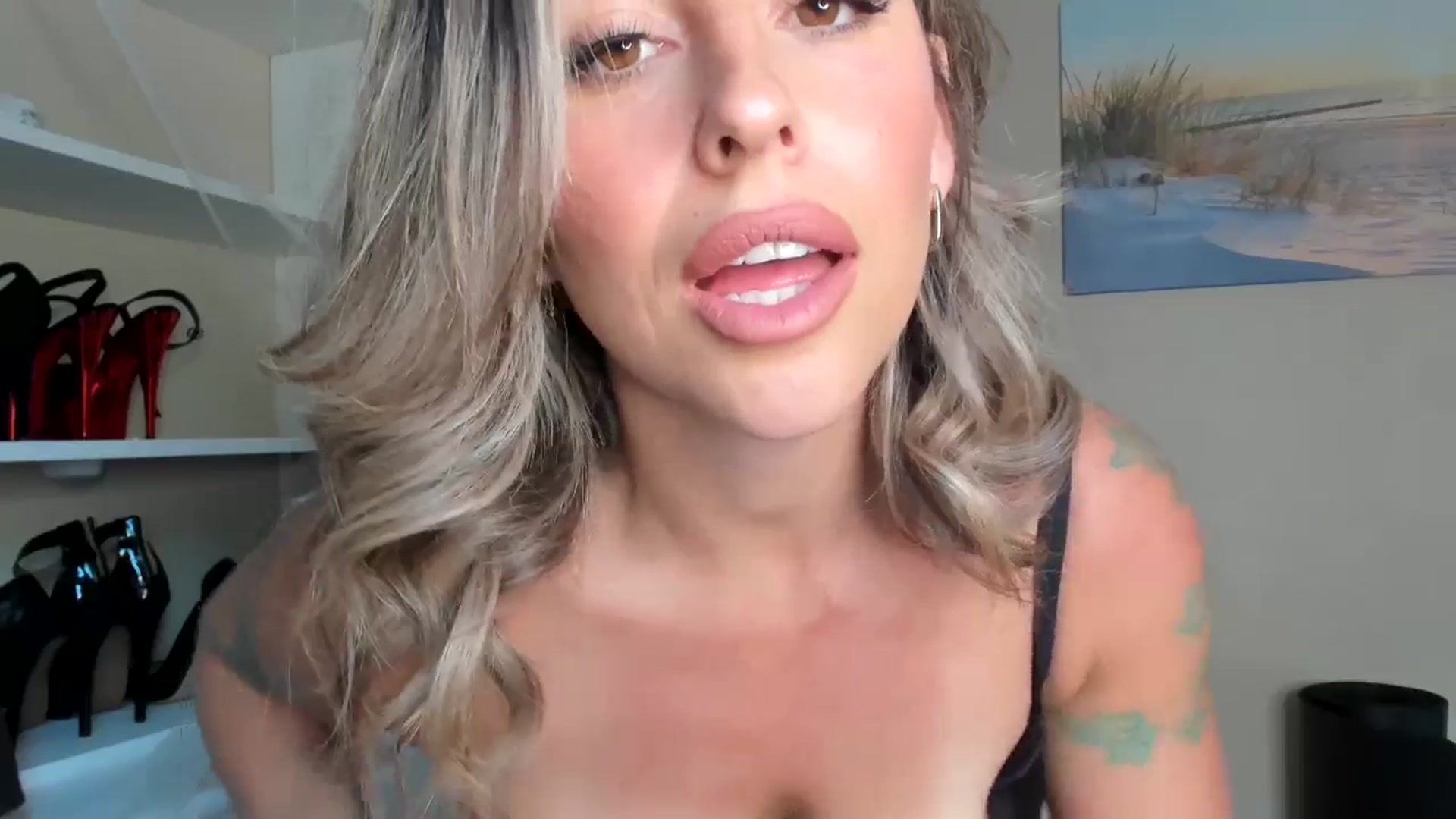 Gallery image thumbnail from Mommy's myfreecams stream on, 10/27/2025, 22:23 image 19 of 20
