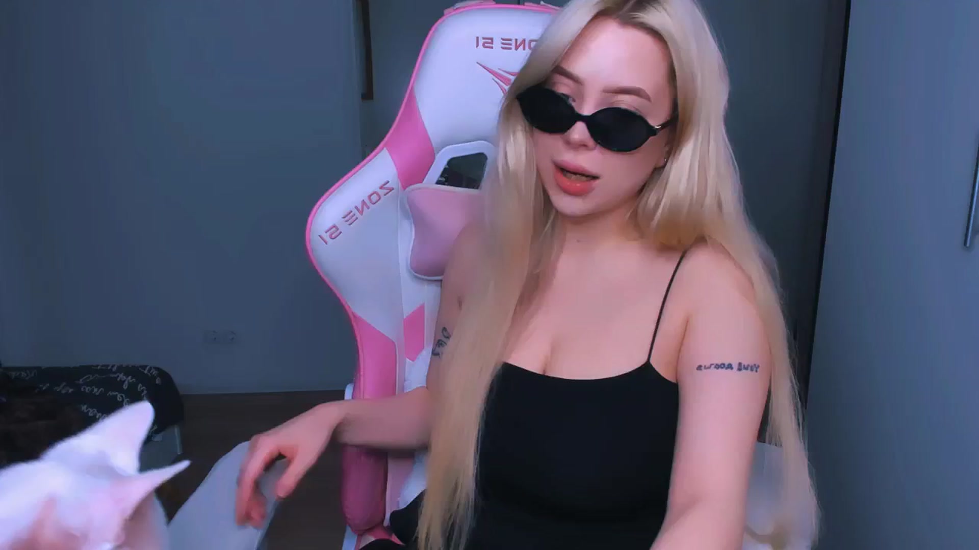 Gallery image thumbnail from MonaLauu's myfreecams stream on, 06/10/2025, 01:10 image 17 of 20