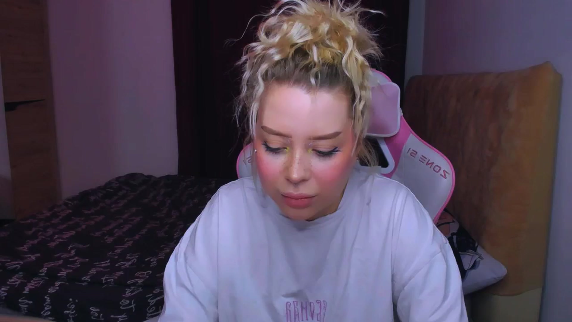 Gallery image thumbnail from MonaLauu's myfreecams stream on, 09/30/2025, 02:26 image 11 of 20