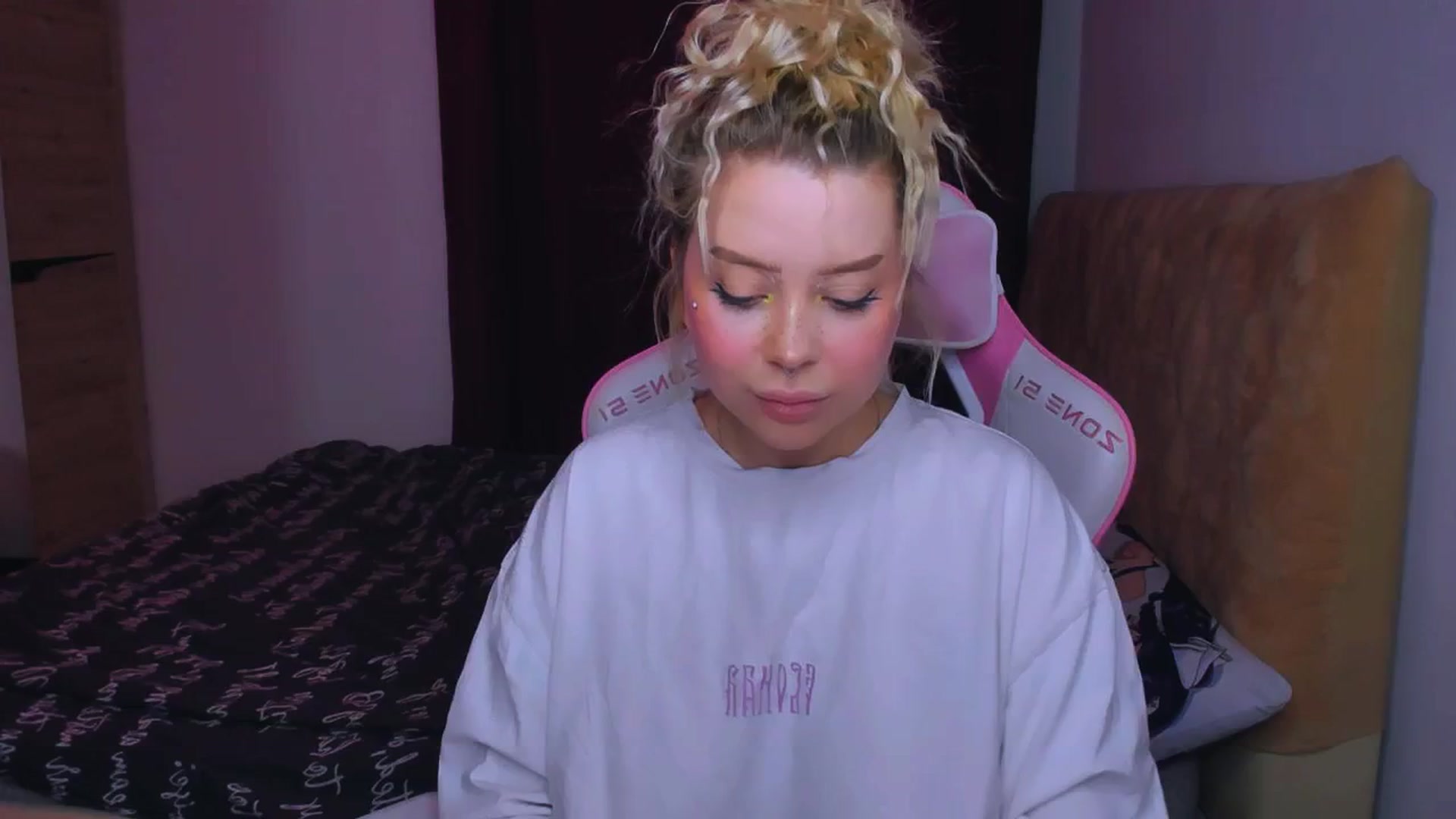 Gallery image thumbnail from MonaLauu's myfreecams stream on, 09/30/2025, 02:26 image 5 of 20