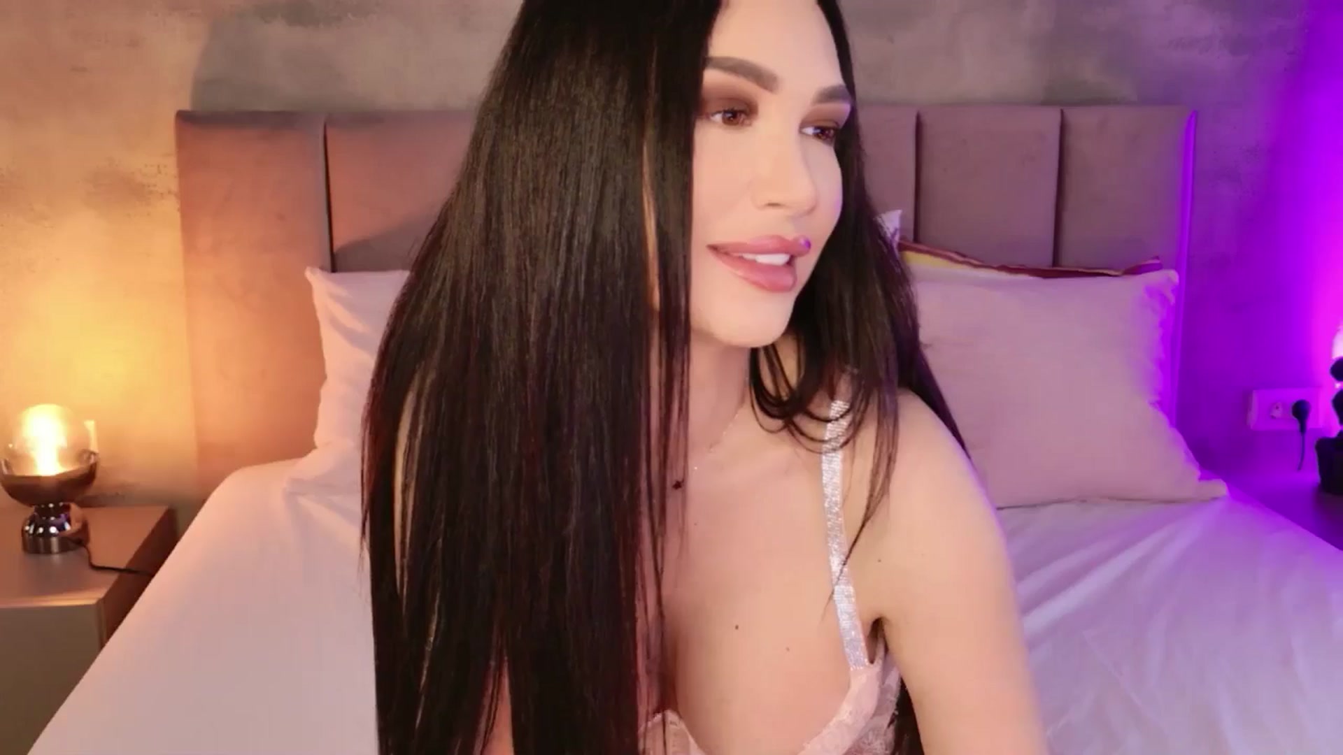 Gallery image thumbnail from Monalise's myfreecams stream on, 04/30/2026, 13:20 image 17 of 20