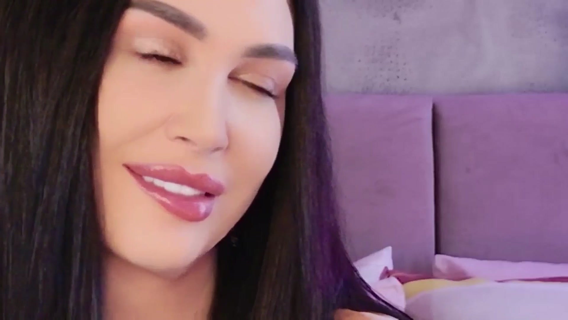 Gallery image thumbnail from Monalise's myfreecams stream on, 05/04/2026, 07:48 image 7 of 20