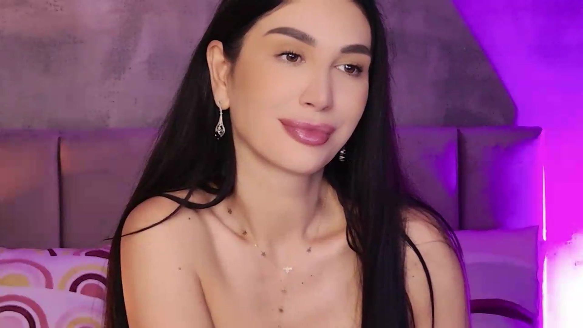 Gallery image thumbnail from Monalise's myfreecams stream on, 08/27/2026, 18:12 image 3 of 20