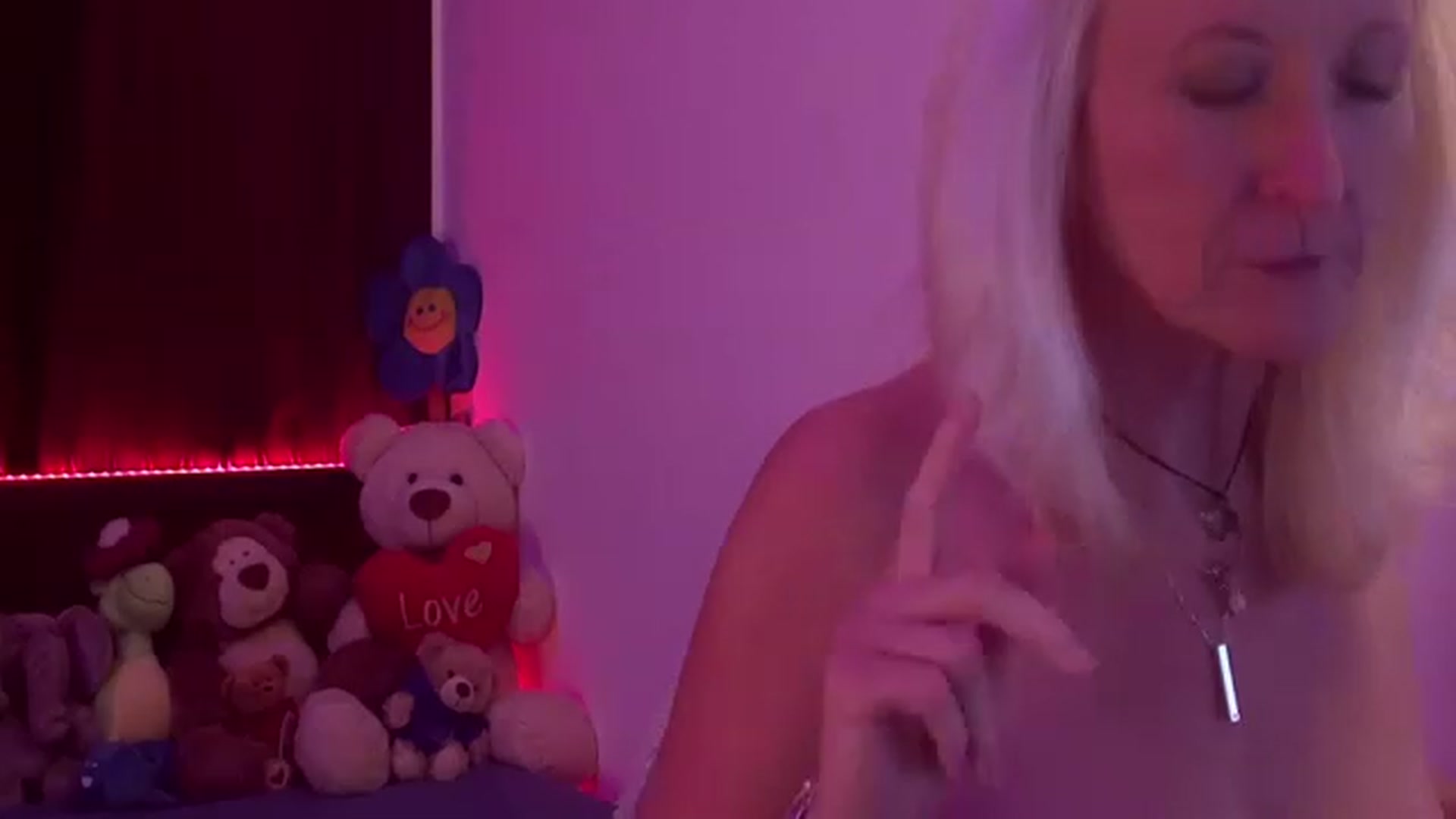 Gallery image thumbnail from MoniCutex's myfreecams stream on, 11/27/2022, 10:22 image 17 of 20