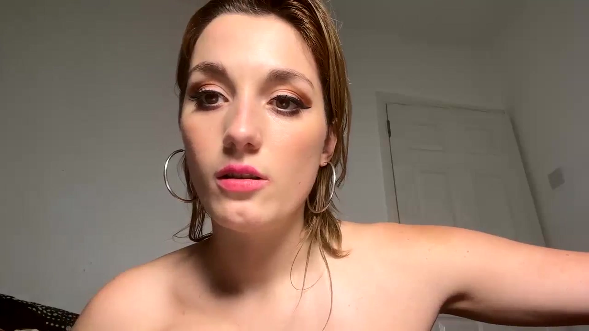 Gallery image thumbnail from Monic1's myfreecams stream on, 10/22/2023, 03:22 image 19 of 20