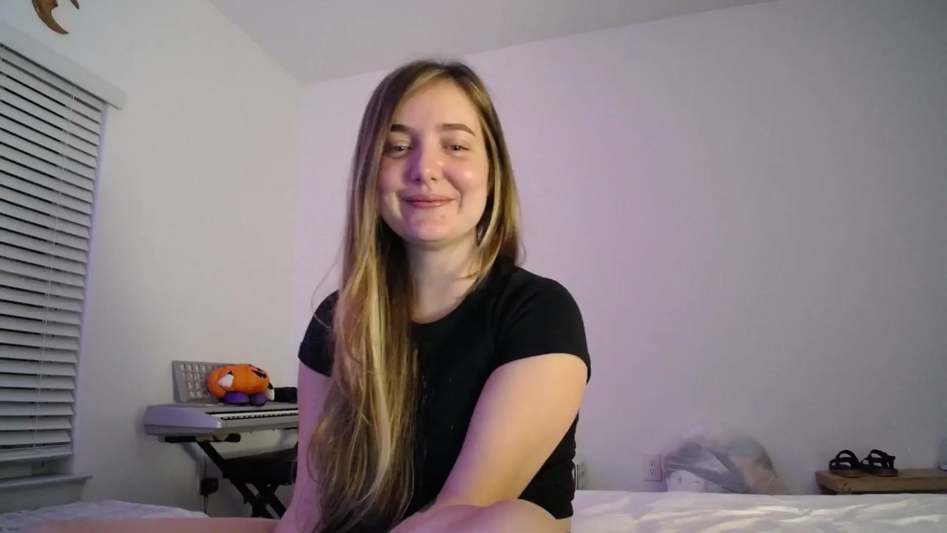 Gallery image thumbnail from Monica's myfreecams stream on, 10/04/2024, 03:50 image 2 of 20