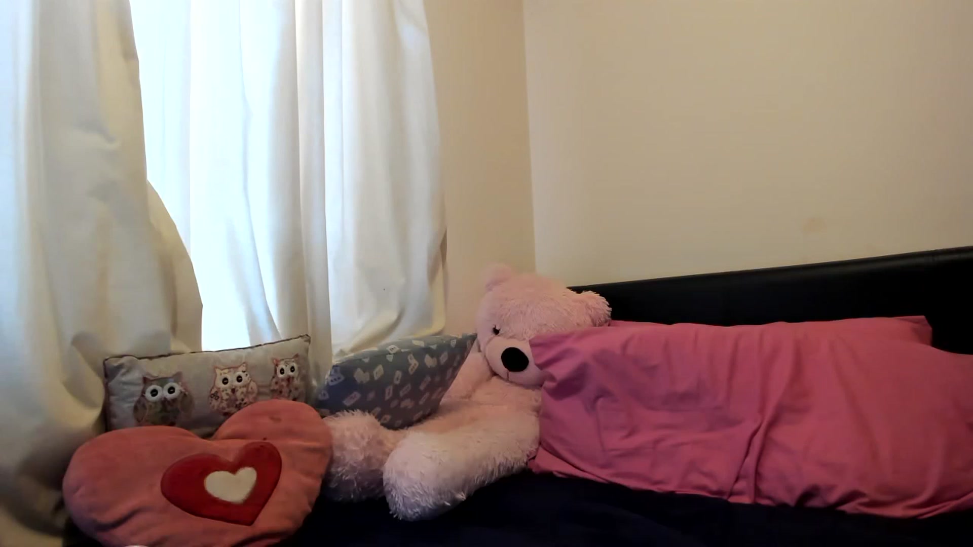Gallery image thumbnail from MonicaAssUK's myfreecams stream on, 03/28/2023, 10:54 image 14 of 20