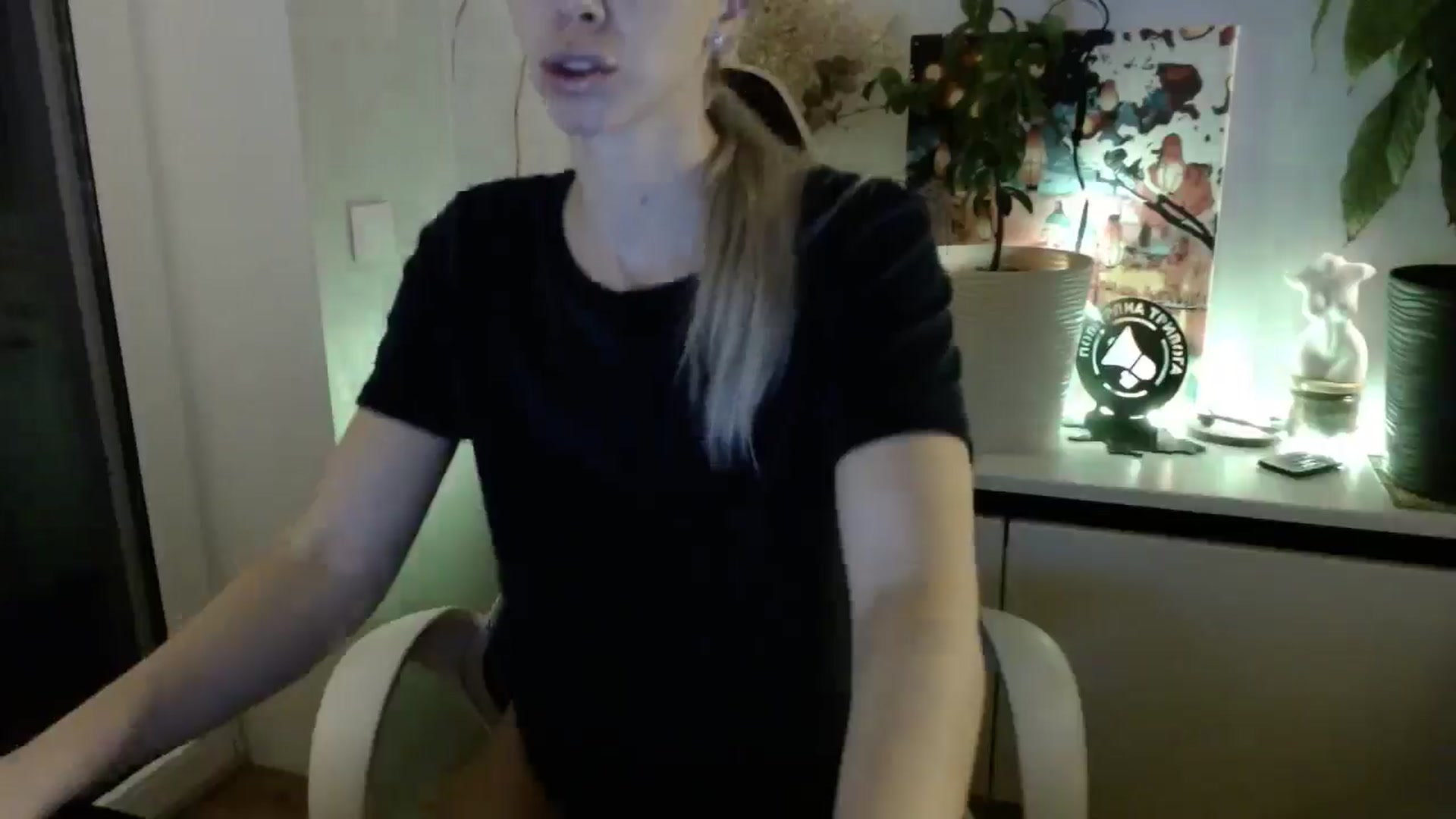 Gallery image thumbnail from Monika_lucci's myfreecams stream on, 12/12/2024, 16:21 image 17 of 20