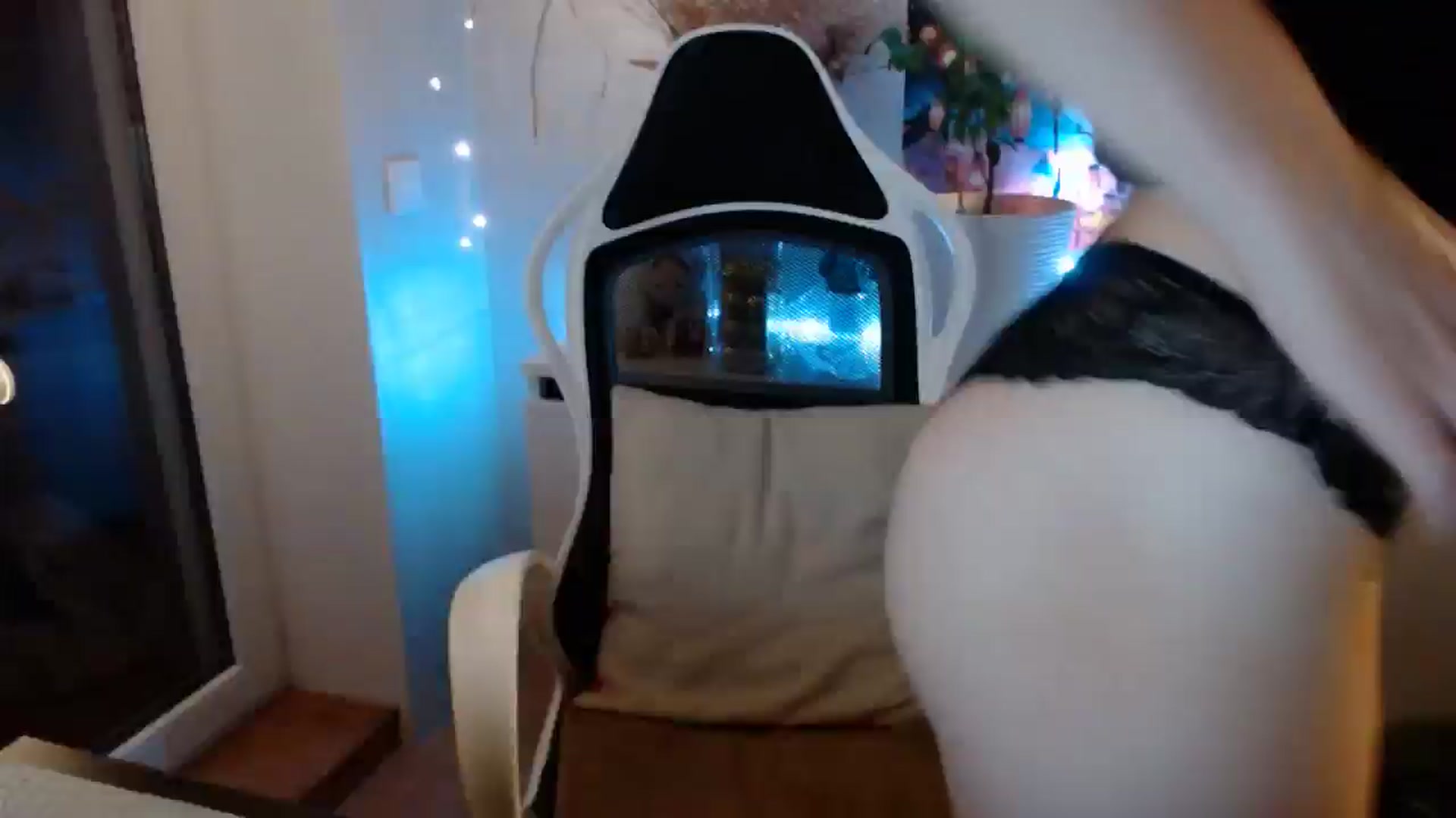Gallery image thumbnail from Monika_lucci's myfreecams stream on, 12/23/2024, 18:32 image 1 of 20