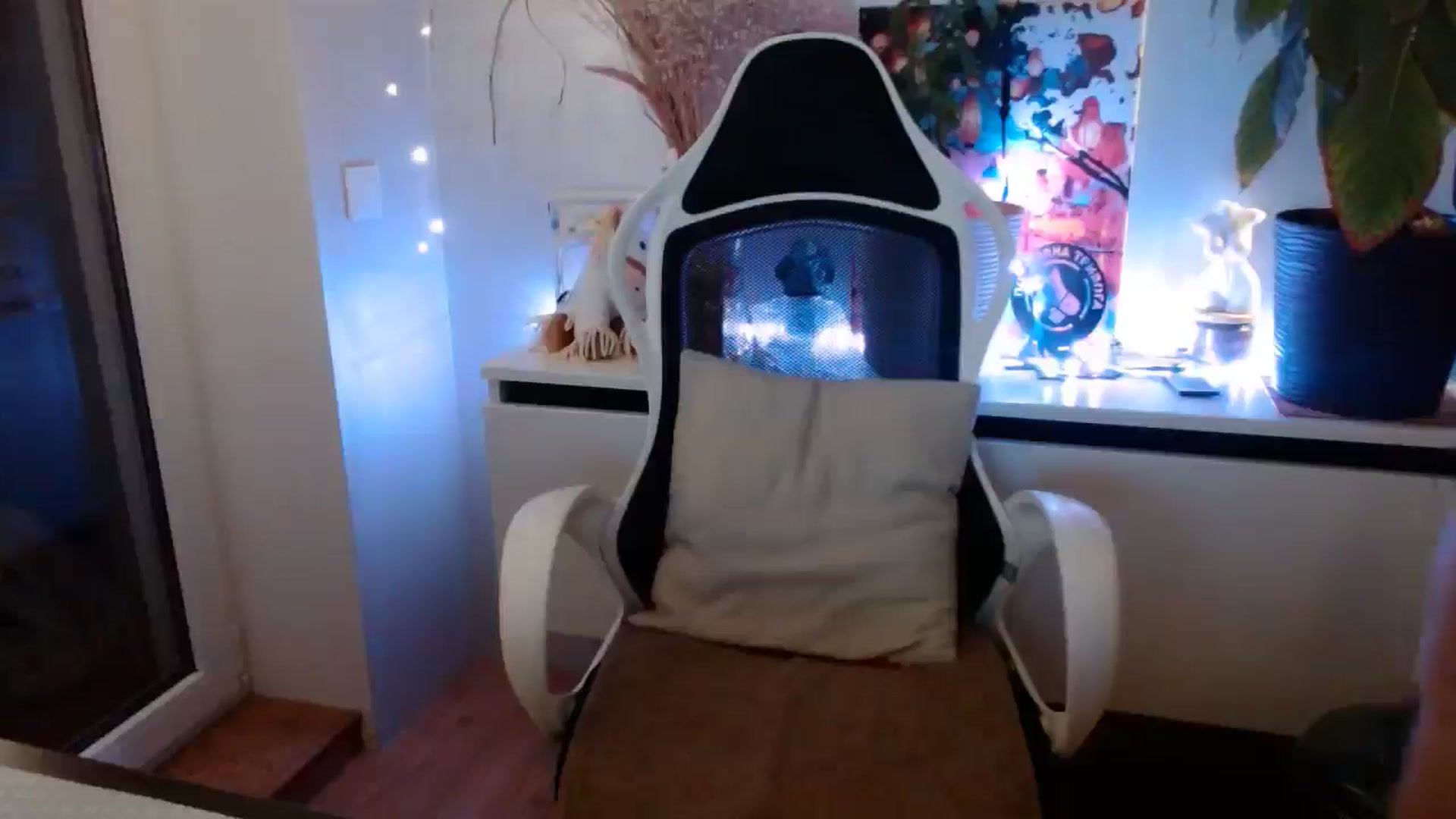 Gallery image thumbnail from Monika_lucci's myfreecams stream on, 12/23/2024, 18:32 image 9 of 20