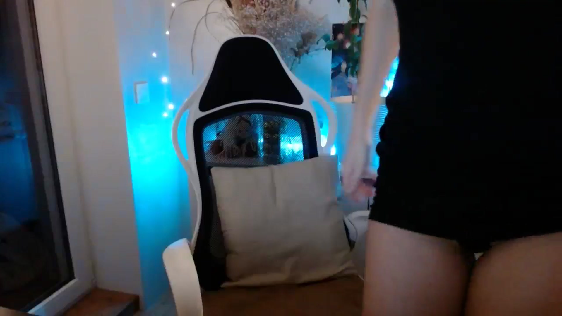 Gallery image thumbnail from Monika_lucci's myfreecams stream on, 12/23/2024, 19:28 image 5 of 20