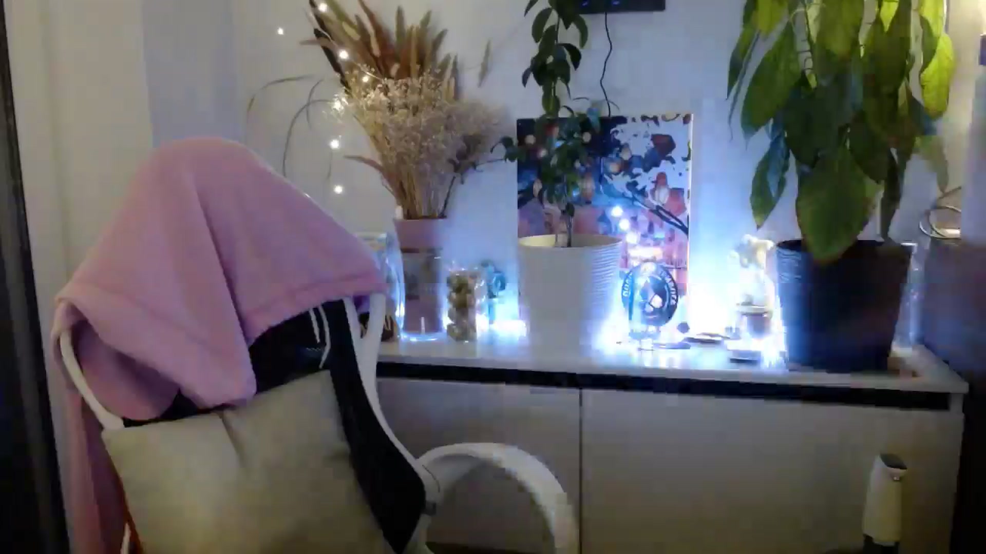 Gallery image thumbnail from Monika_lucci's myfreecams stream on, 12/26/2024, 21:19 image 9 of 20